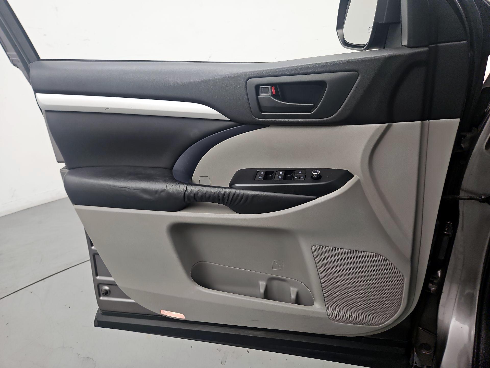 Thumbnail: 2016 Toyota Highlander - 12