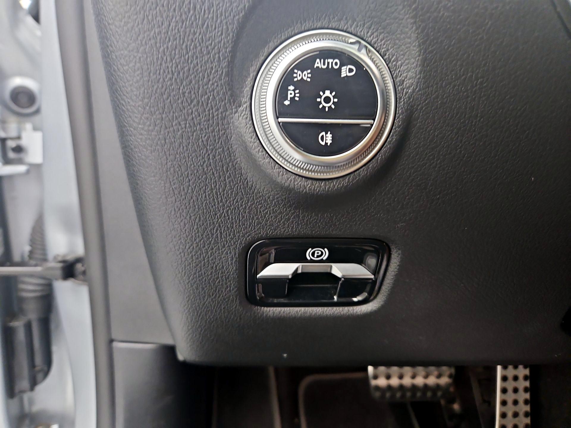 Thumbnail: 2023 Mercedes-Benz C-Class - 13