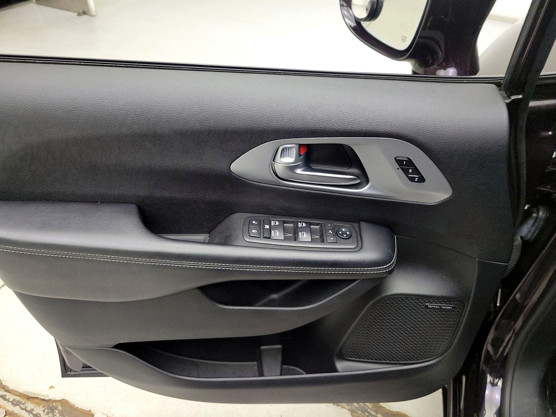 Thumbnail: 2019 Chrysler Pacifica - 12