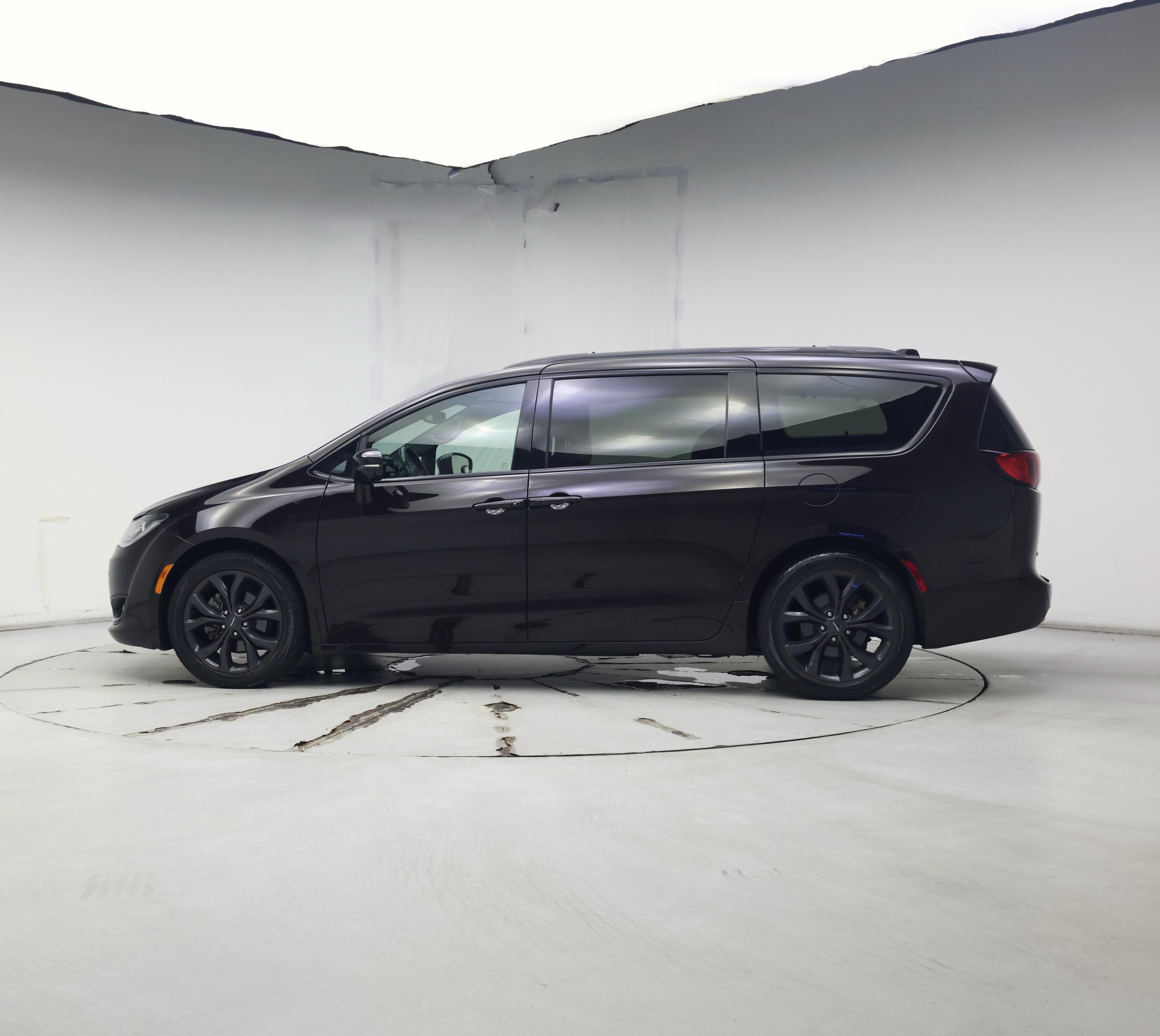 Thumbnail: 2019 Chrysler Pacifica - 3