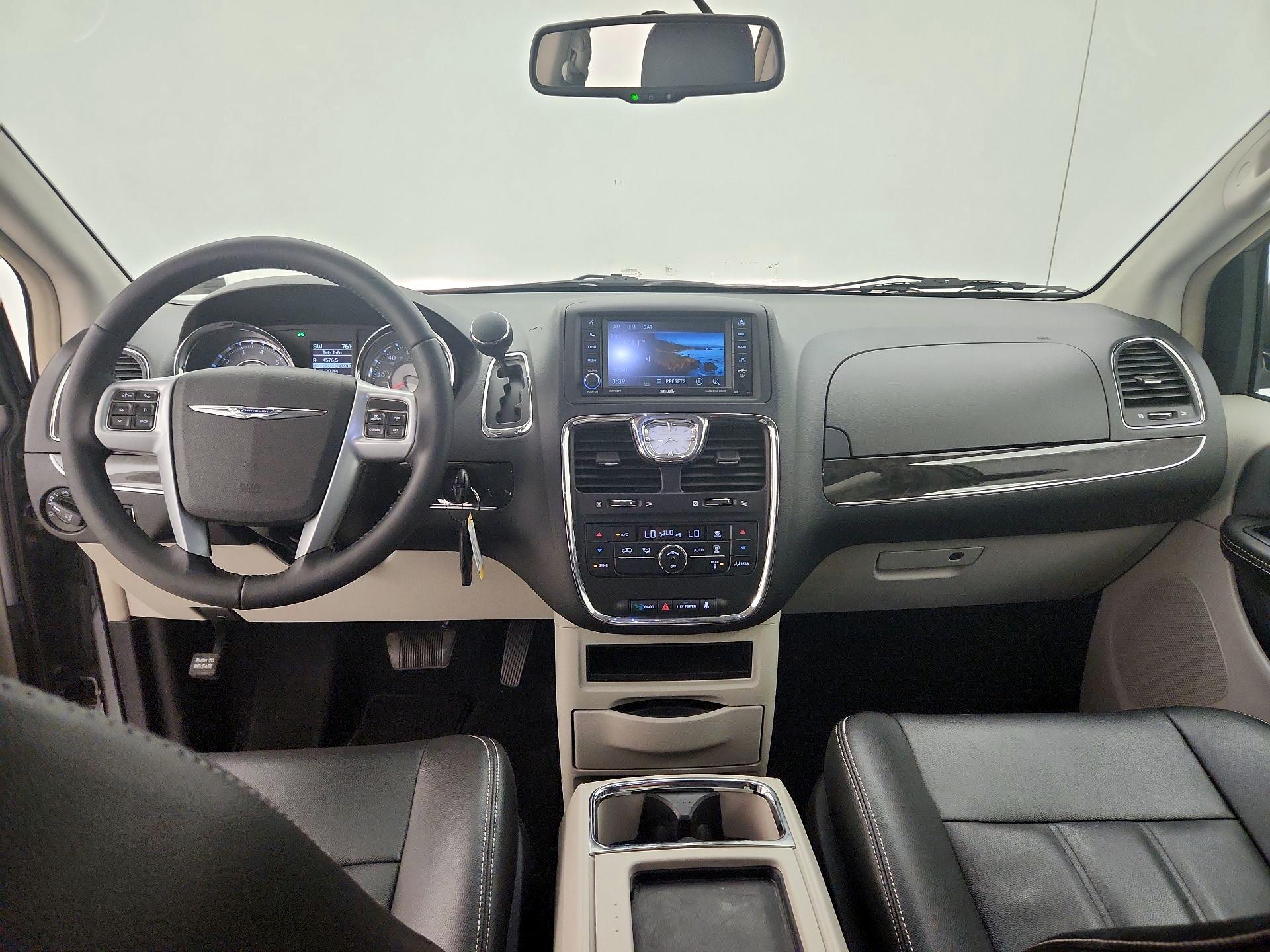 Thumbnail: 2014 Chrysler Town & Country - 9