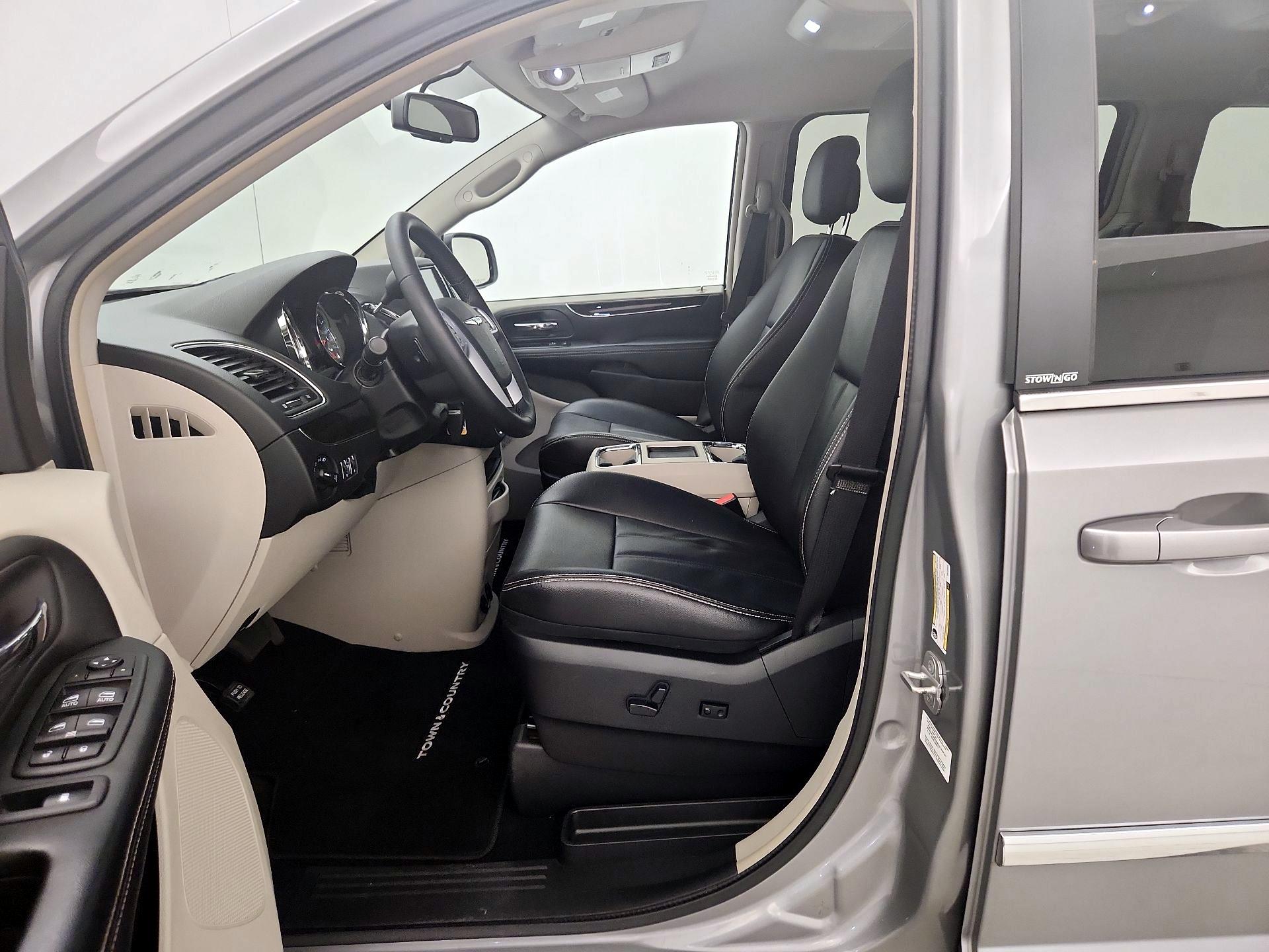 Thumbnail: 2014 Chrysler Town & Country - 11