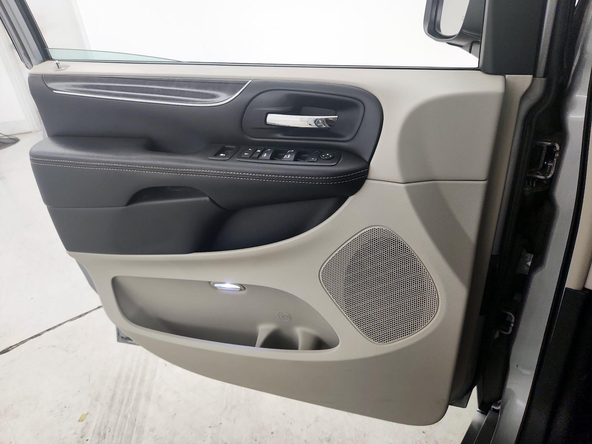 Thumbnail: 2014 Chrysler Town & Country - 12