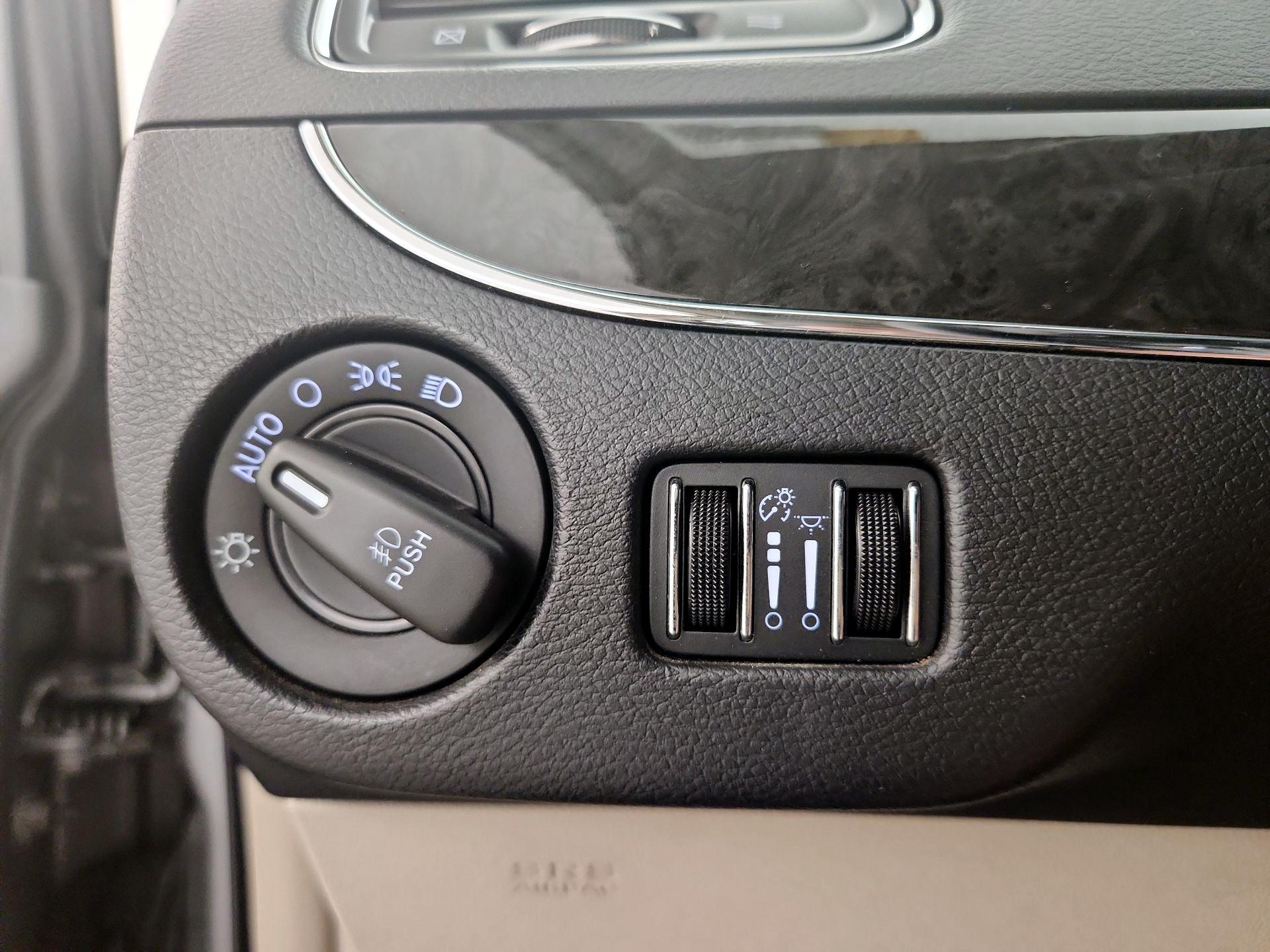 Thumbnail: 2014 Chrysler Town & Country - 13