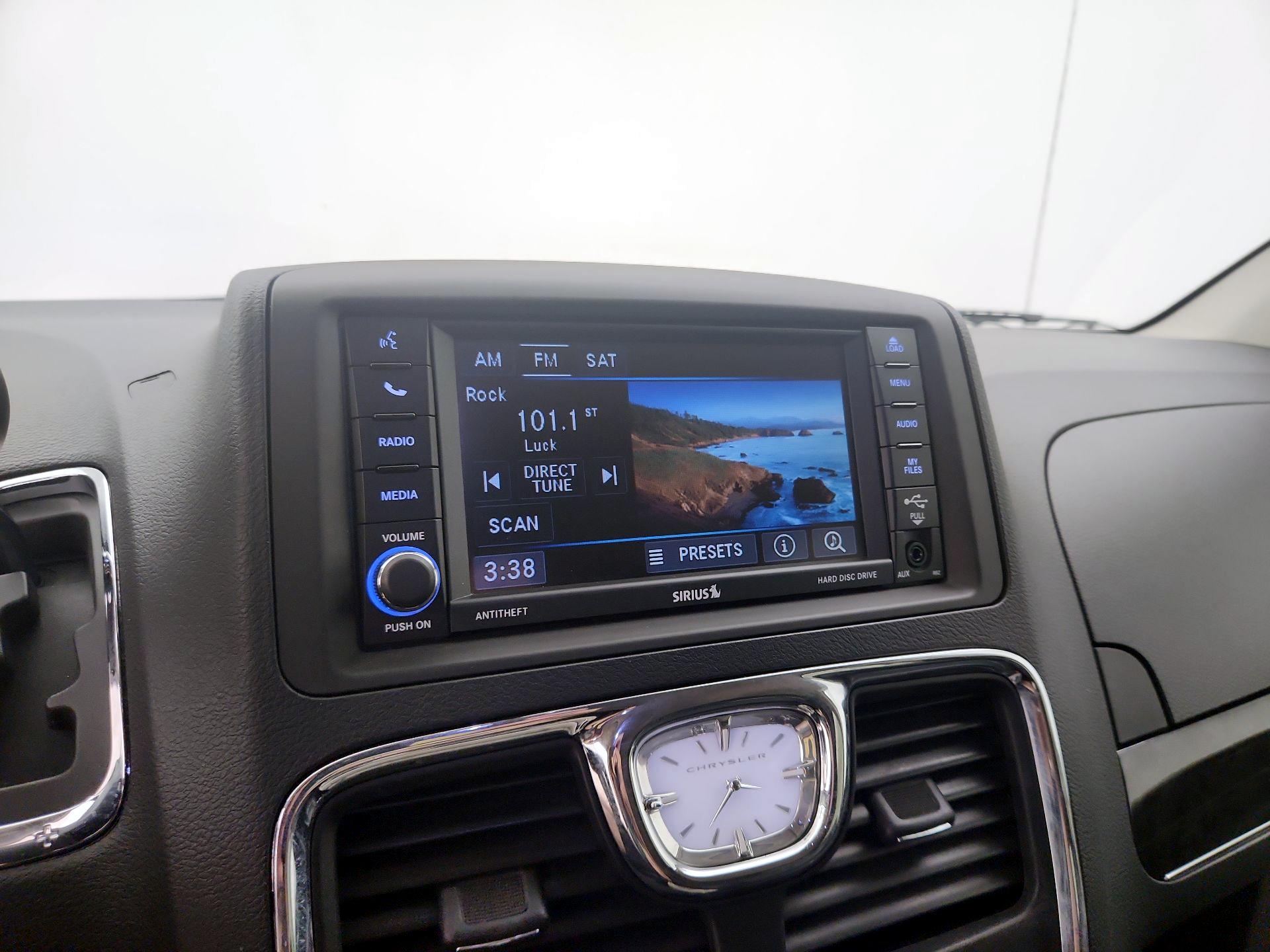 Thumbnail: 2014 Chrysler Town & Country - 15