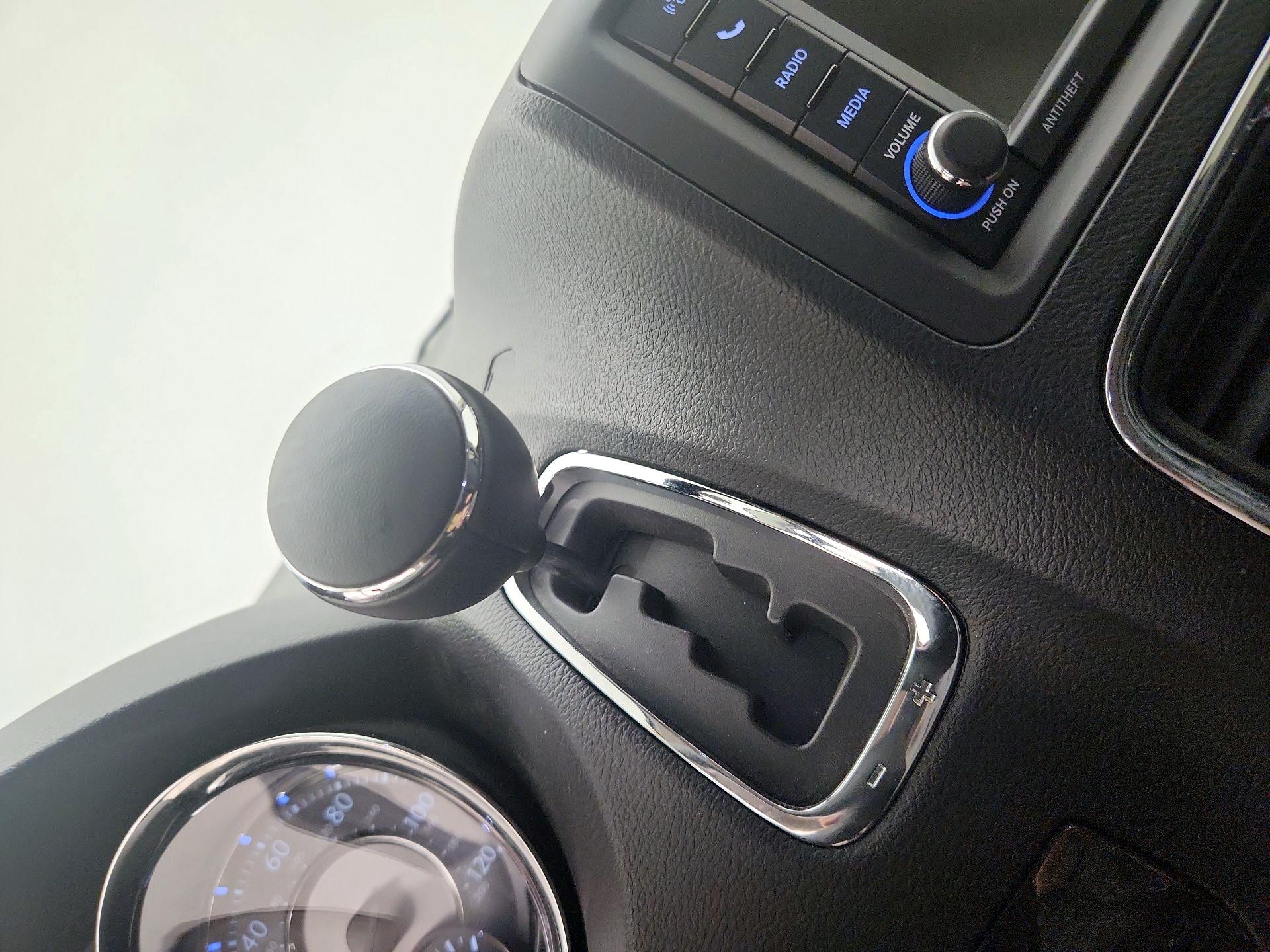 Thumbnail: 2014 Chrysler Town & Country - 17