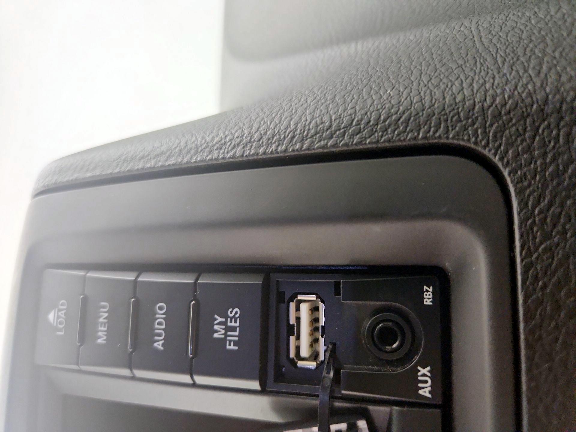 Thumbnail: 2014 Chrysler Town & Country - 18