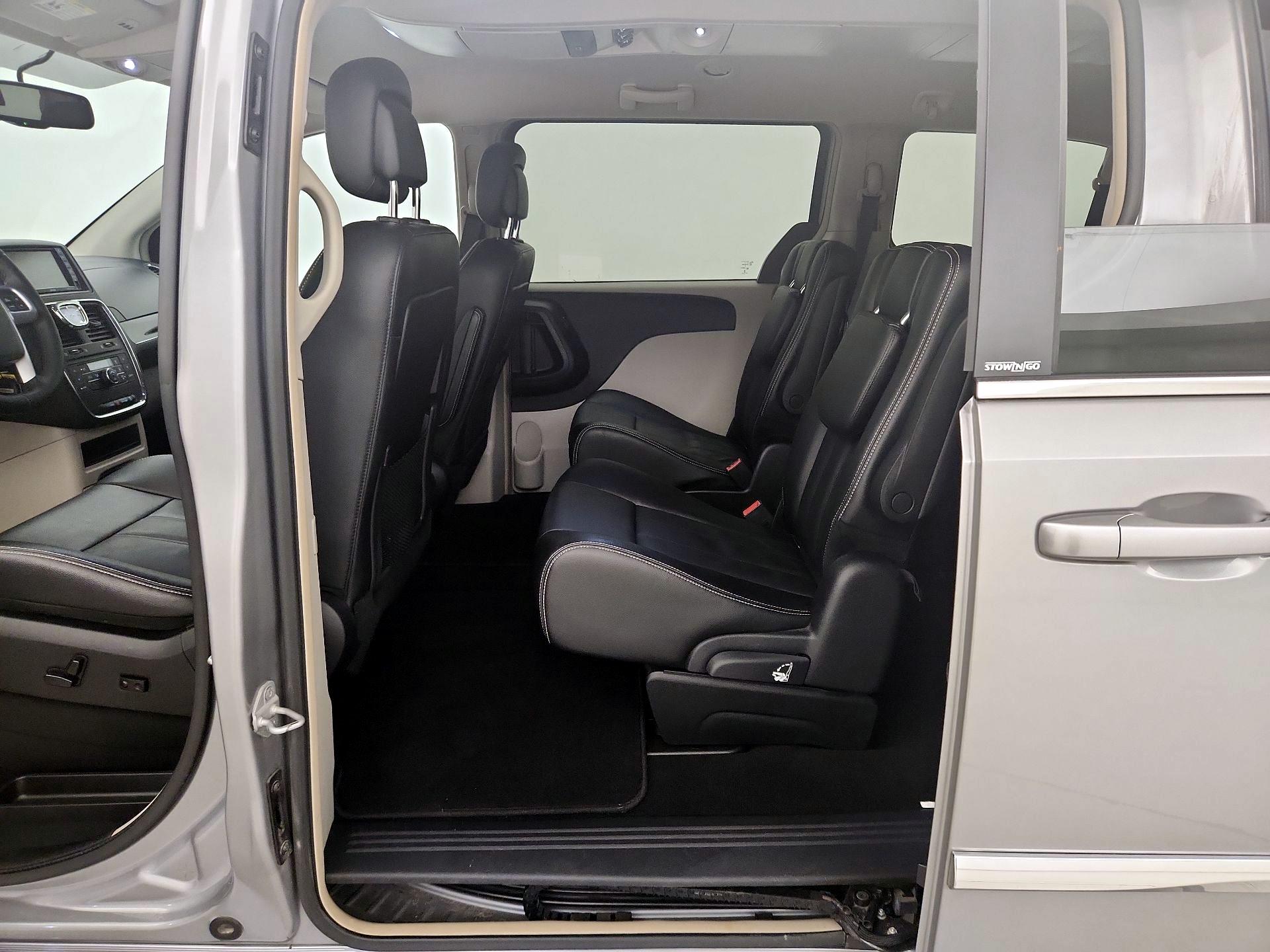 Thumbnail: 2014 Chrysler Town & Country - 19