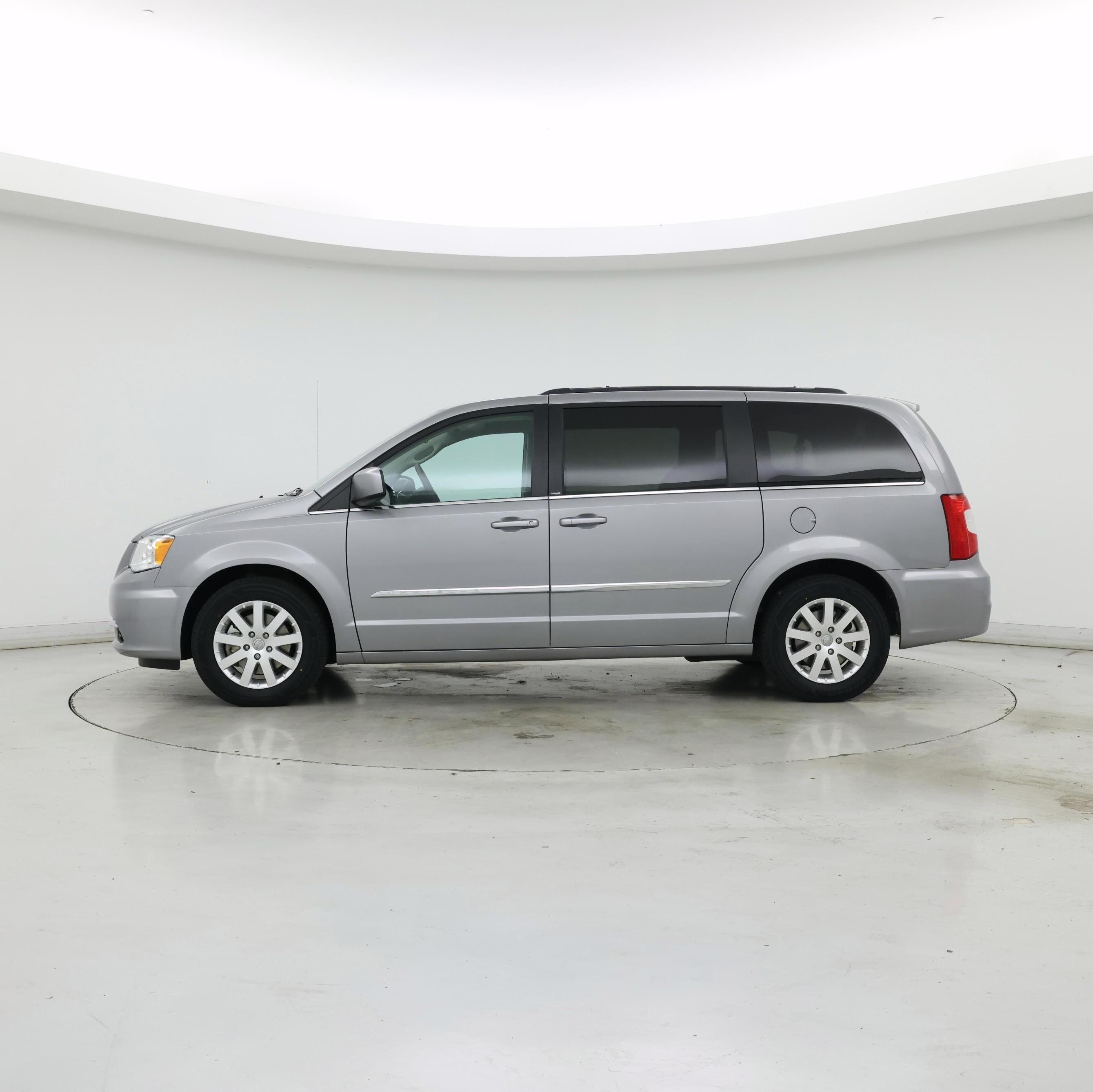 Thumbnail: 2014 Chrysler Town & Country - 3