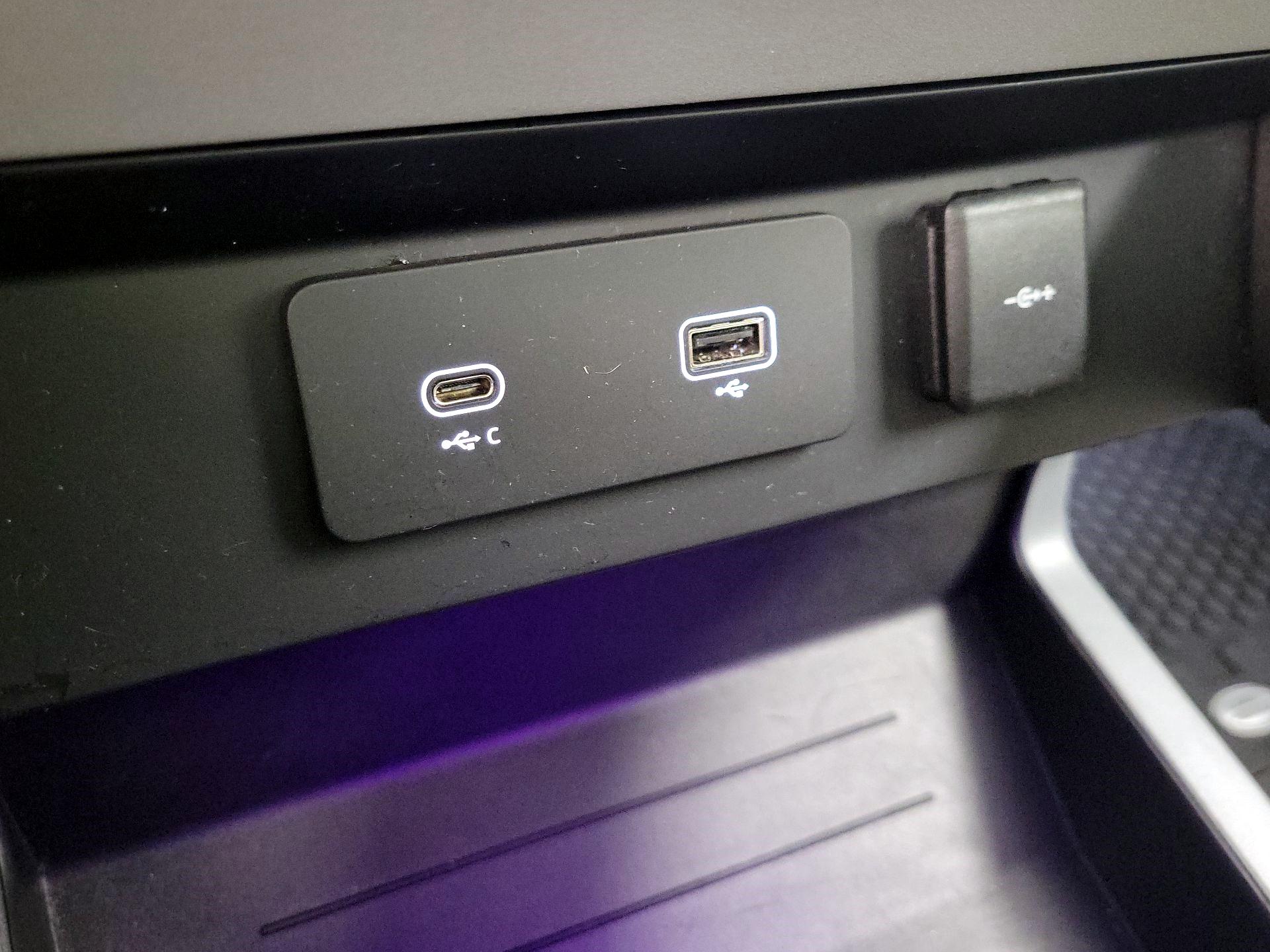 Thumbnail: 2023 Land Rover Defender - 18