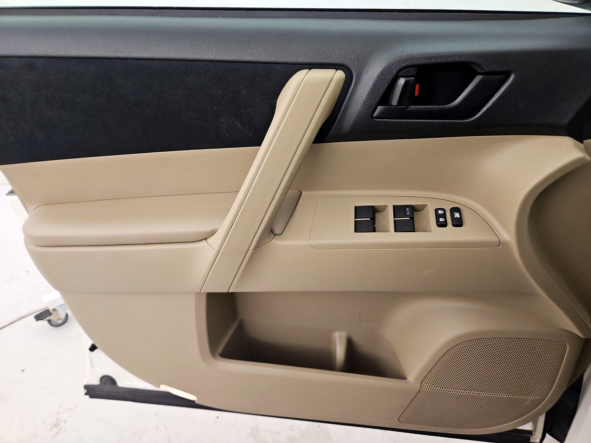 Thumbnail: 2013 Toyota Highlander - 12
