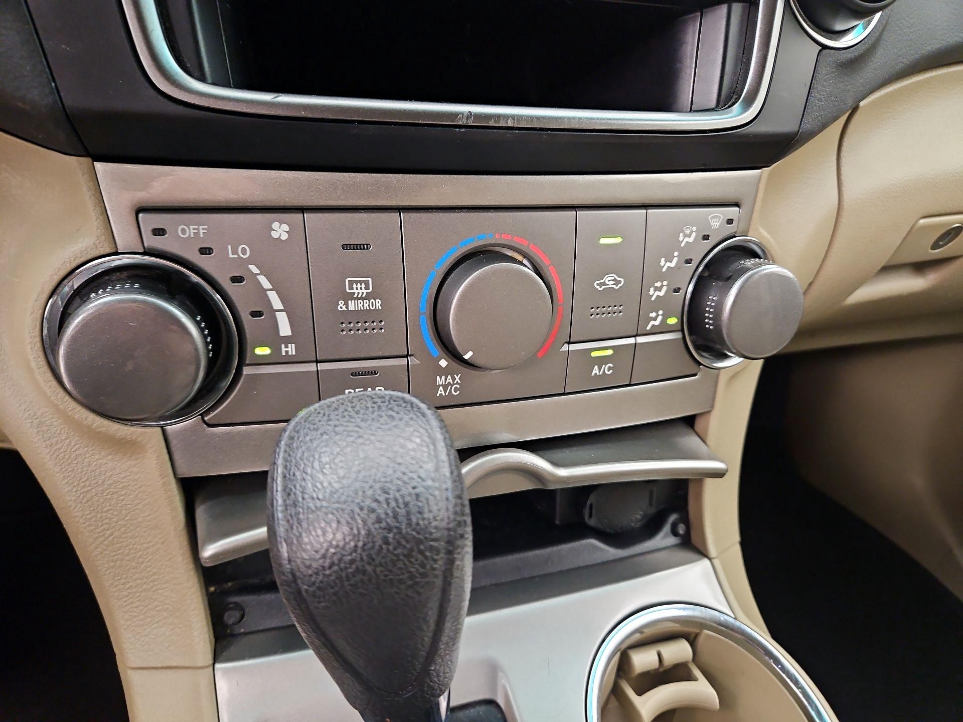 Thumbnail: 2013 Toyota Highlander - 15