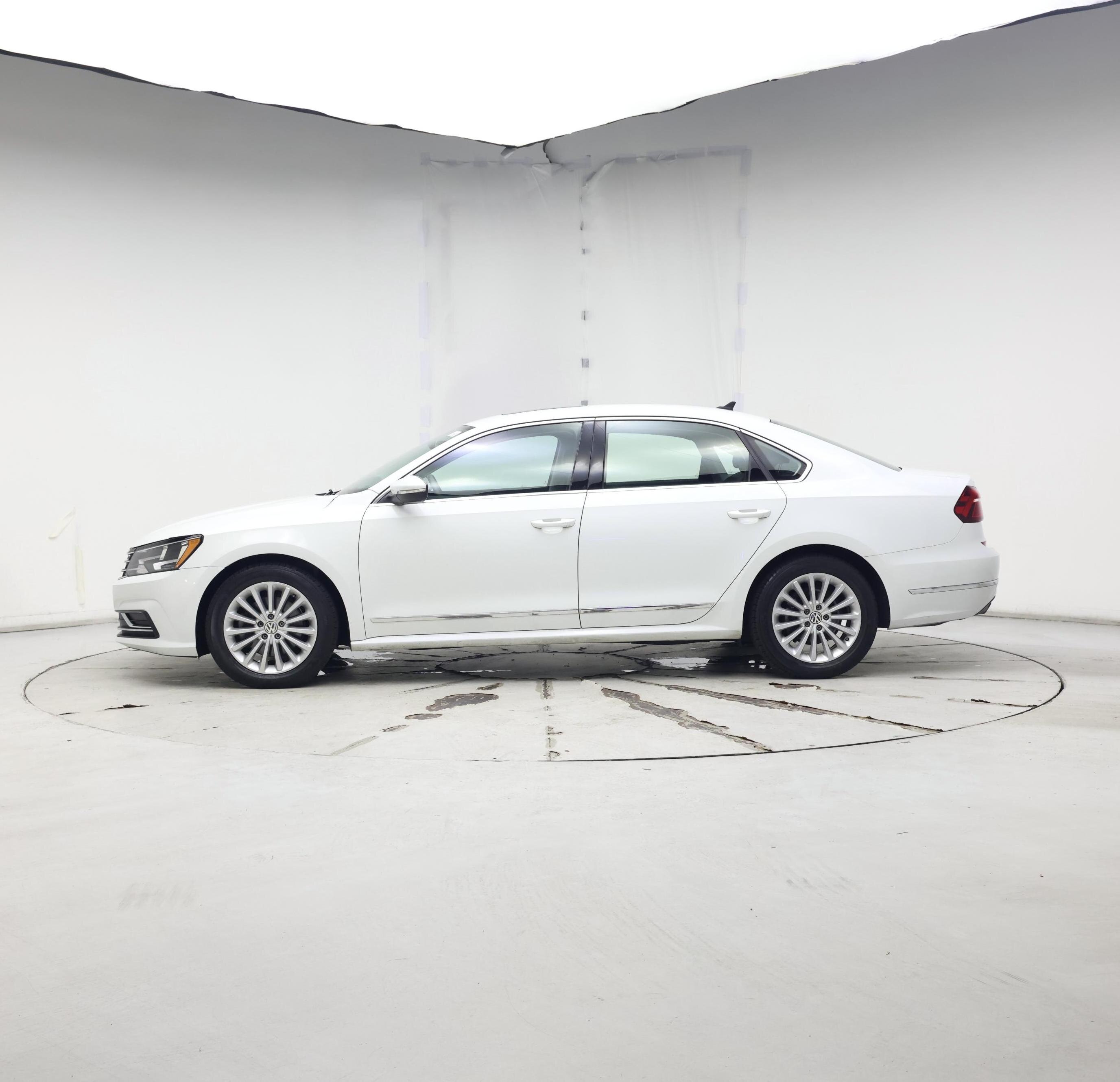 Thumbnail: 2017 Volkswagen Passat - 3