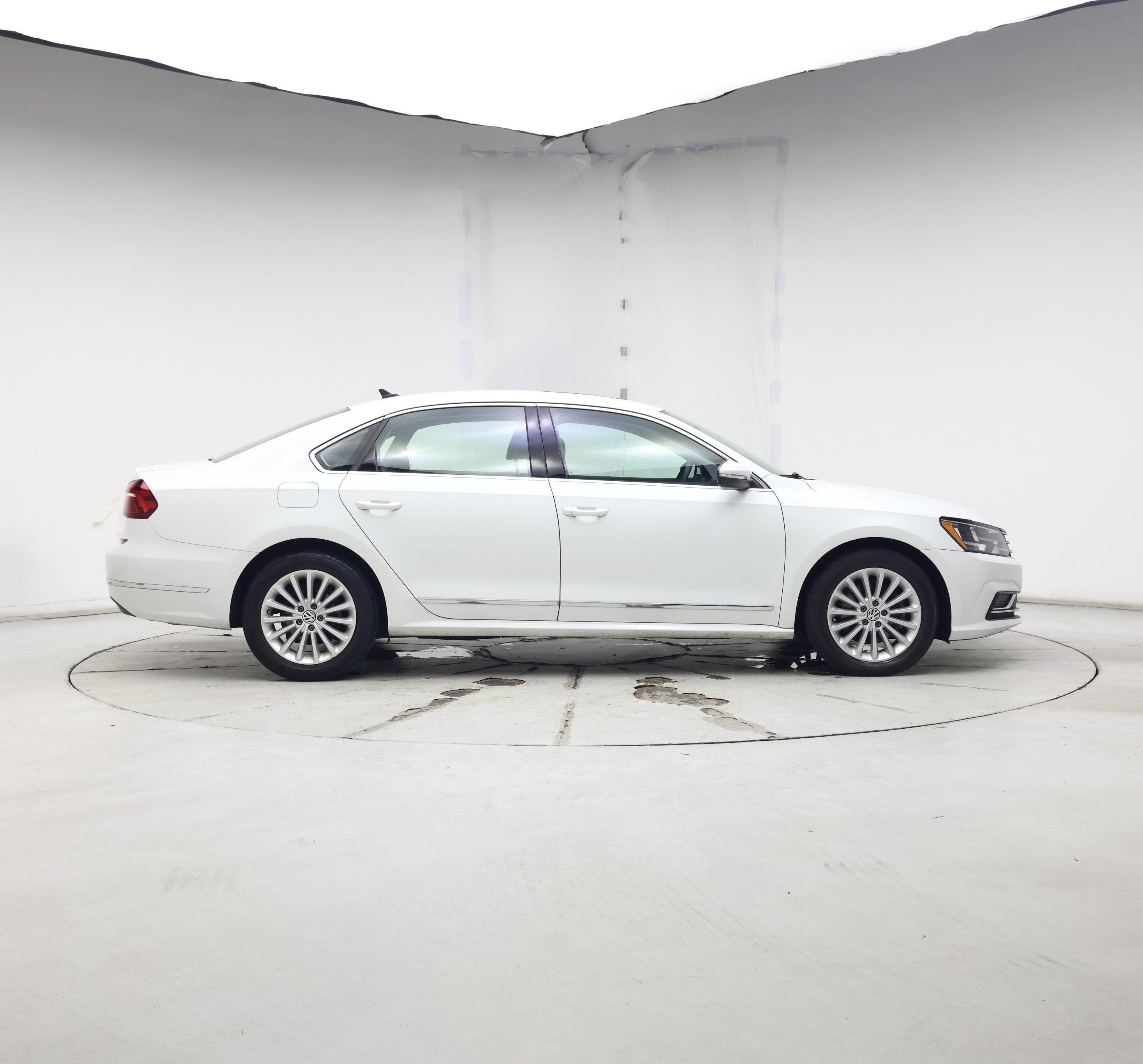 Thumbnail: 2017 Volkswagen Passat - 7