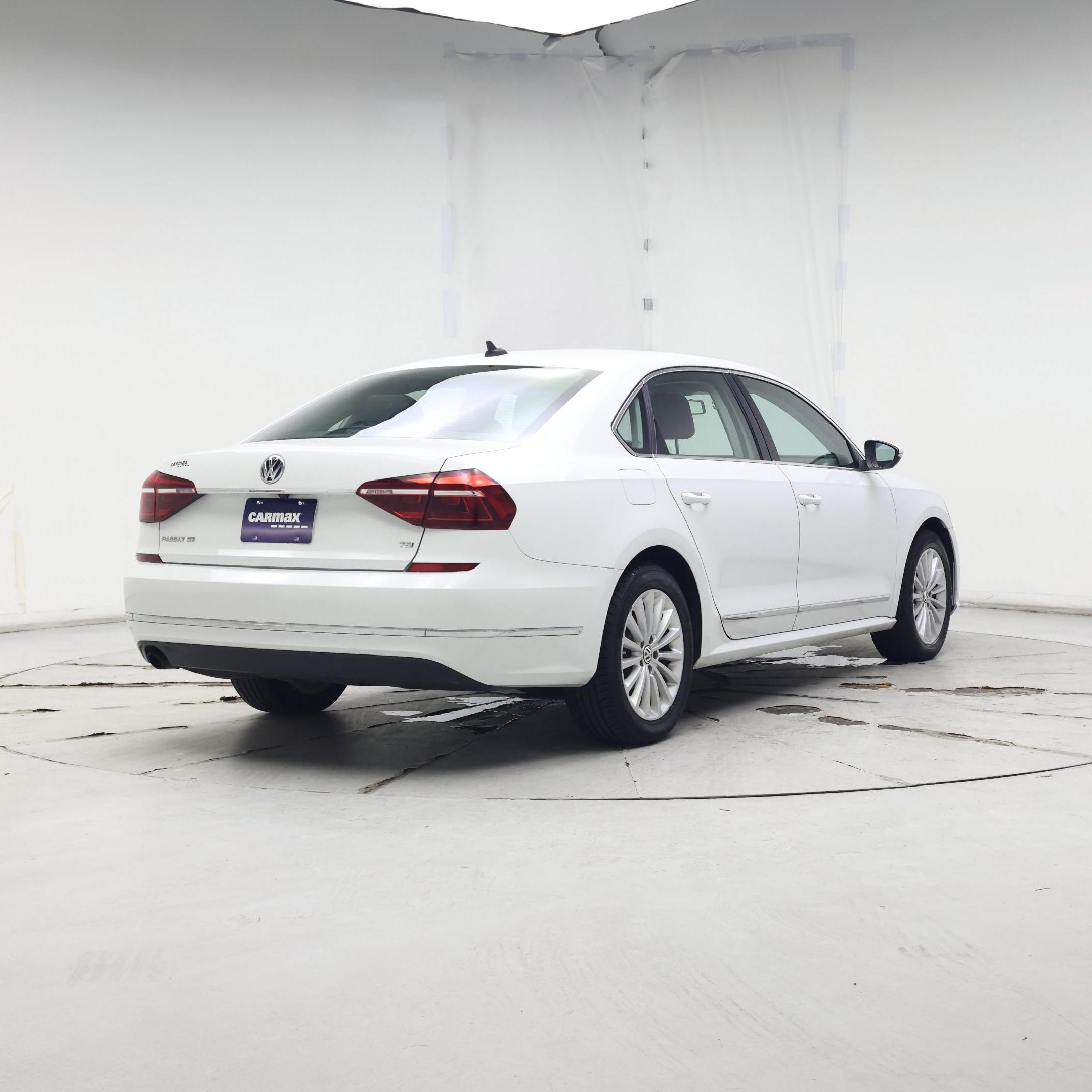 Thumbnail: 2017 Volkswagen Passat - 8