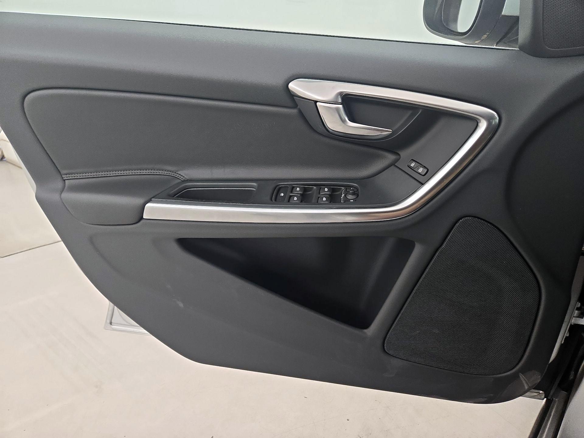Thumbnail: 2016 Volvo V60 - 12