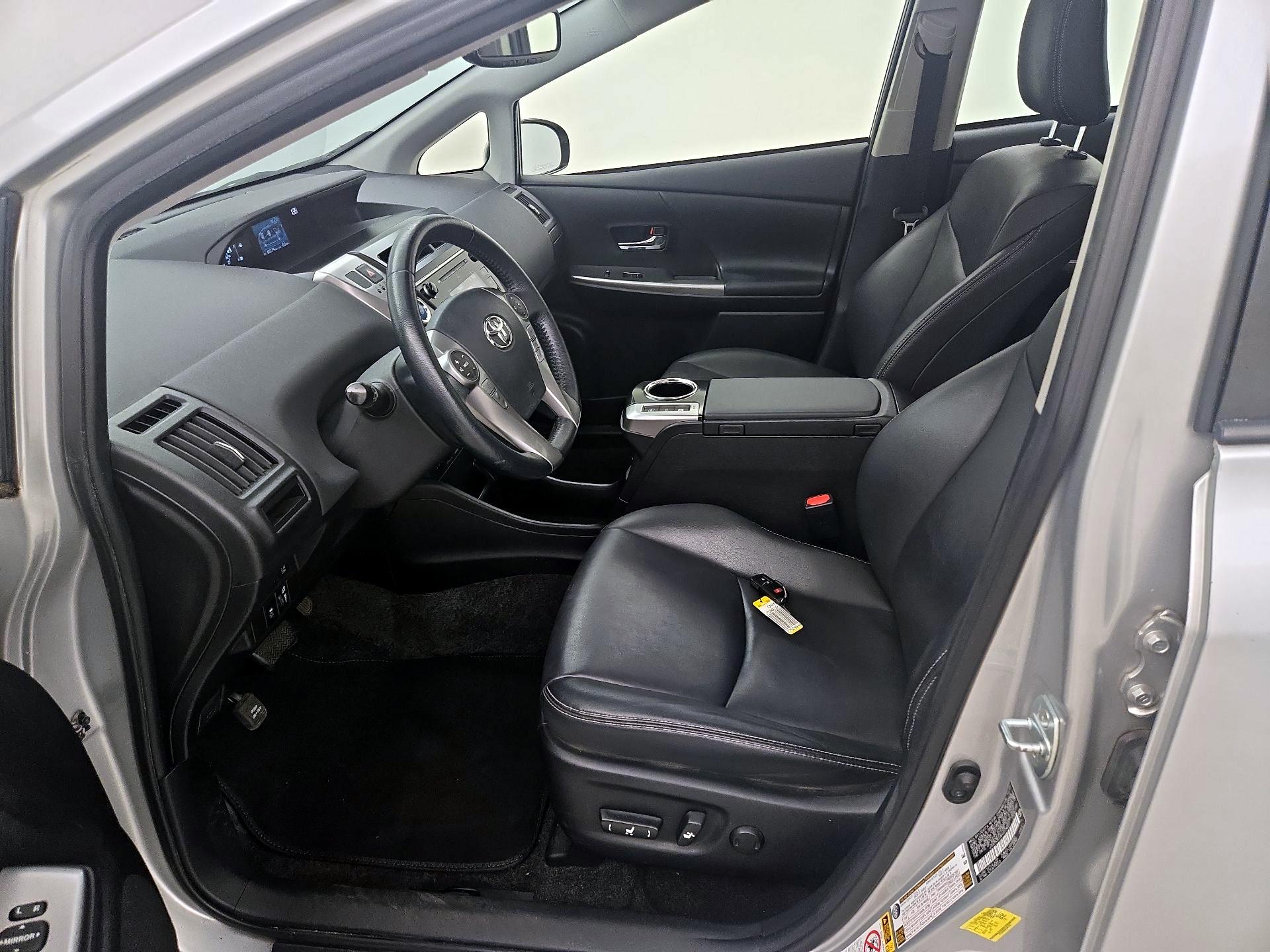 Thumbnail: 2017 Toyota Prius v - 11