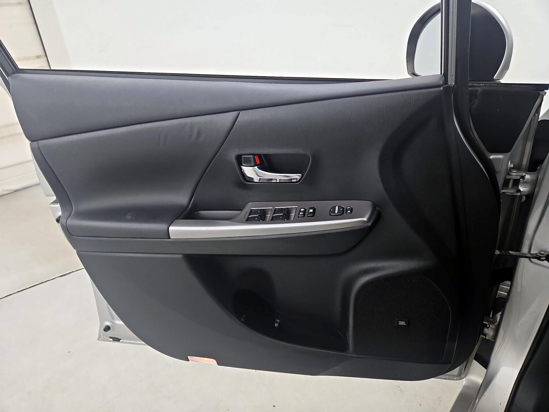 Thumbnail: 2017 Toyota Prius v - 12