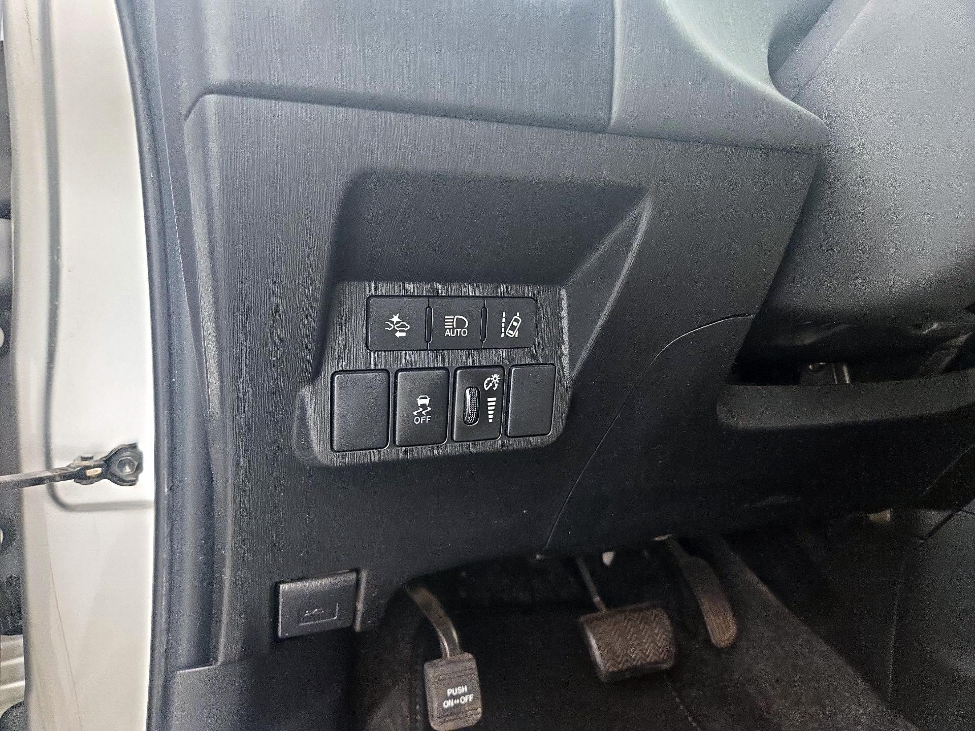 Thumbnail: 2017 Toyota Prius v - 13