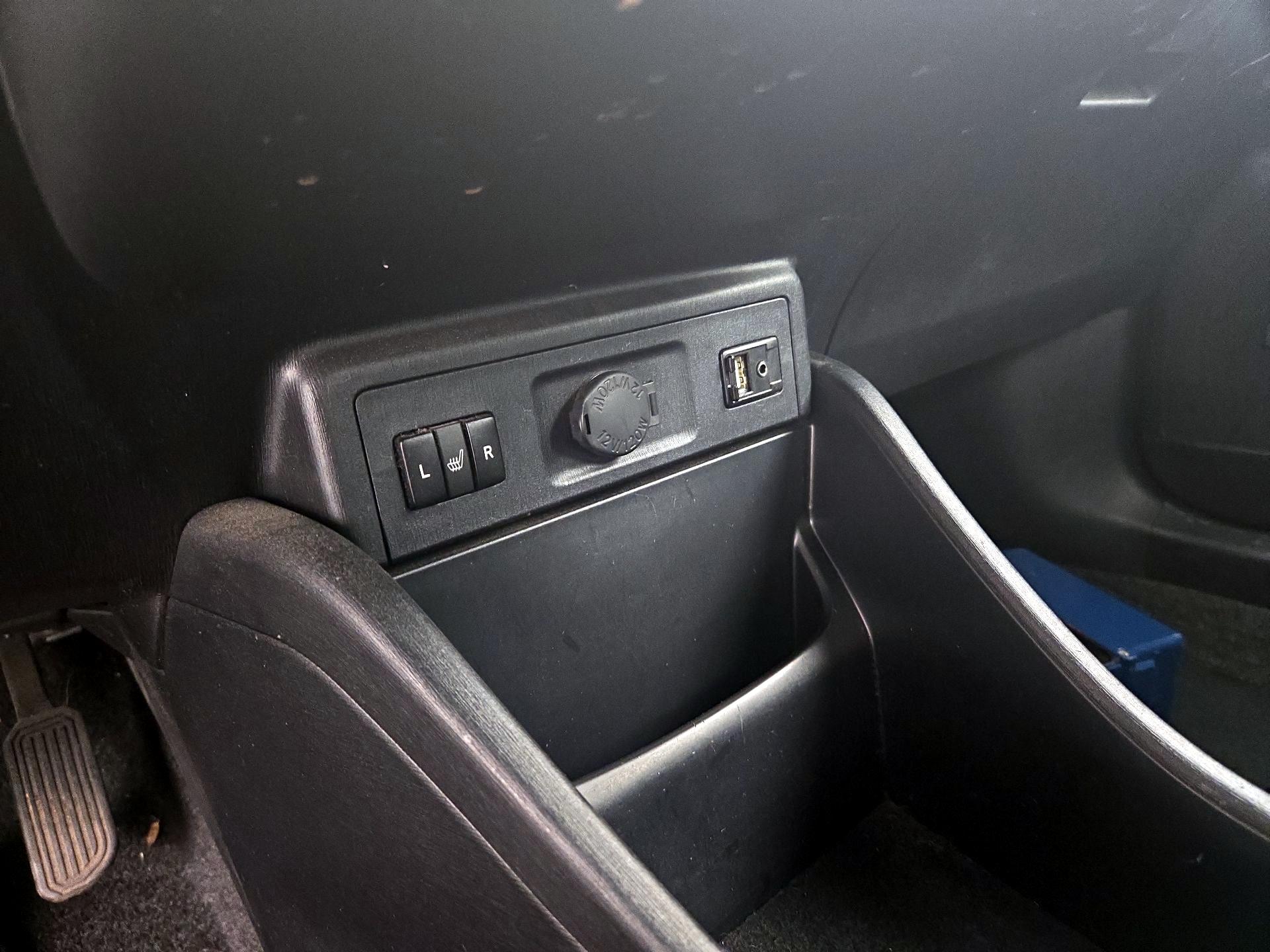 Thumbnail: 2017 Toyota Prius v - 18