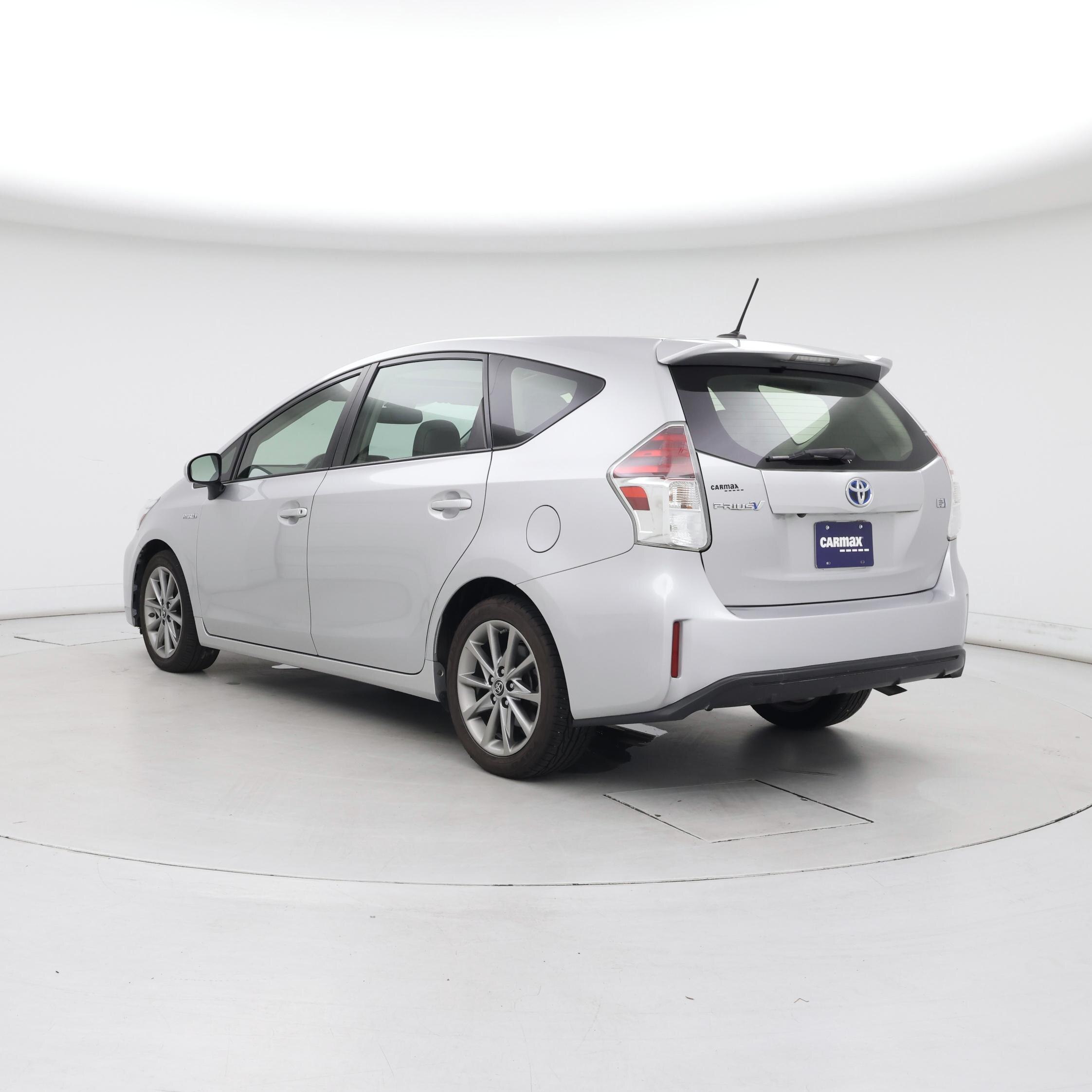 Thumbnail: 2017 Toyota Prius v - 2
