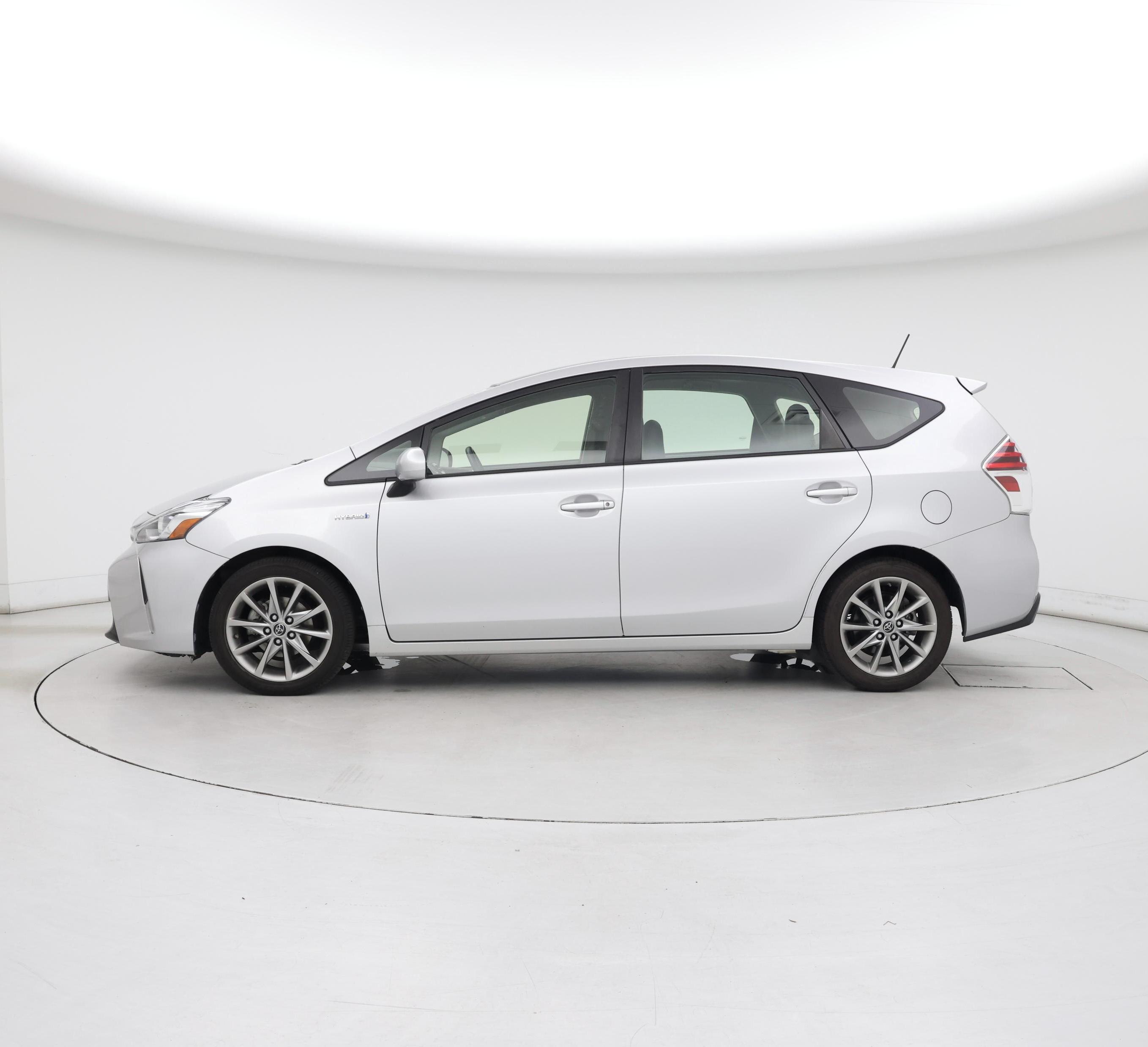 Thumbnail: 2017 Toyota Prius v - 3