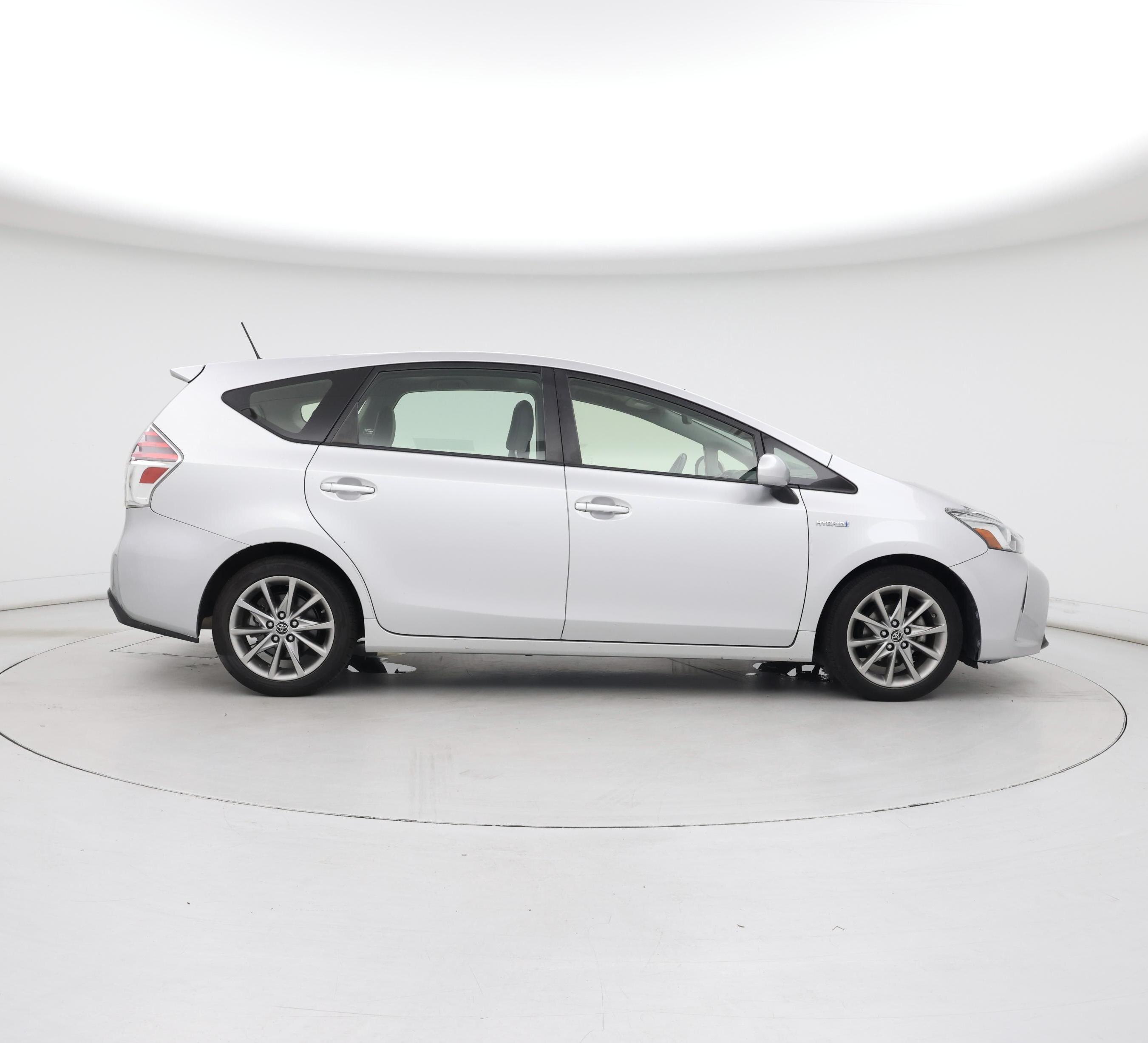 Thumbnail: 2017 Toyota Prius v - 7