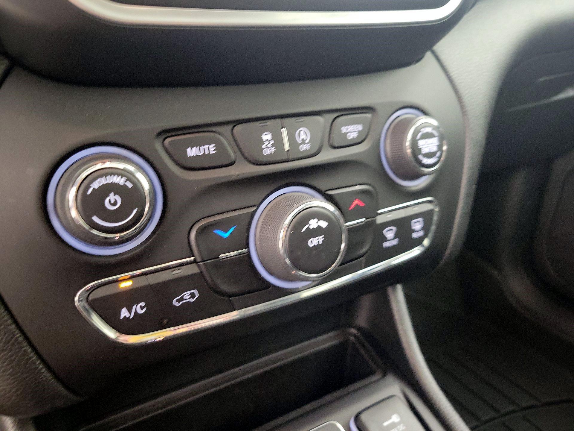 Thumbnail: 2021 Jeep Cherokee - 16