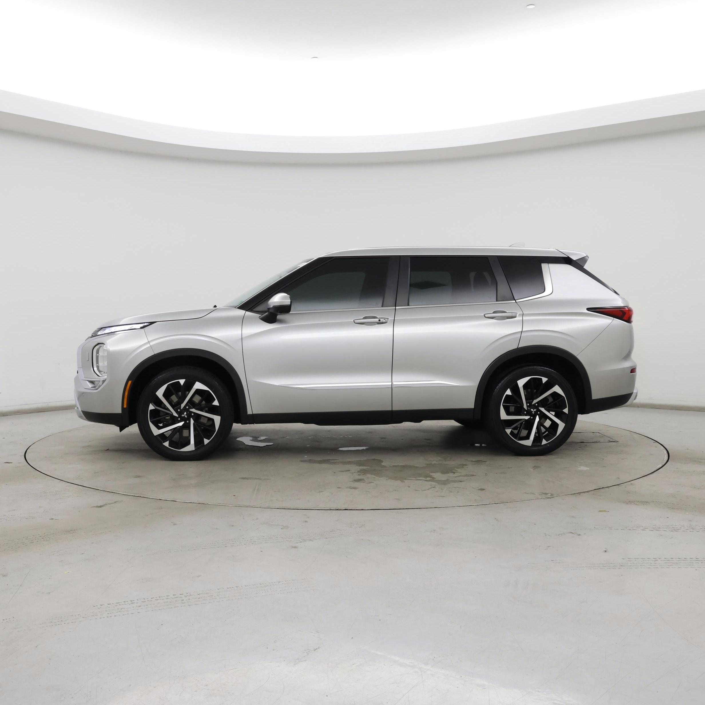 Thumbnail: 2022 Mitsubishi Outlander - 3