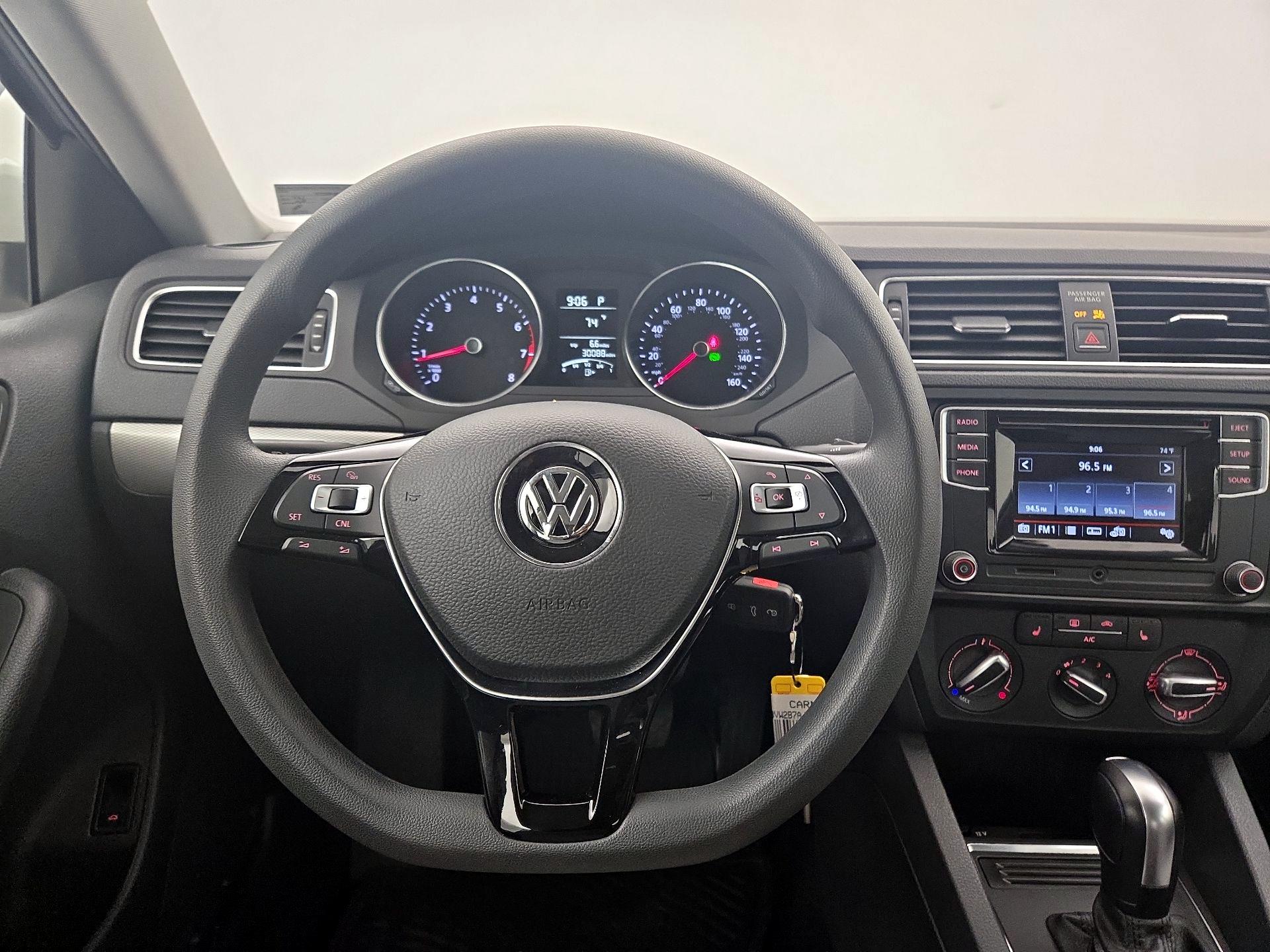 Thumbnail: 2017 Volkswagen Jetta - 10