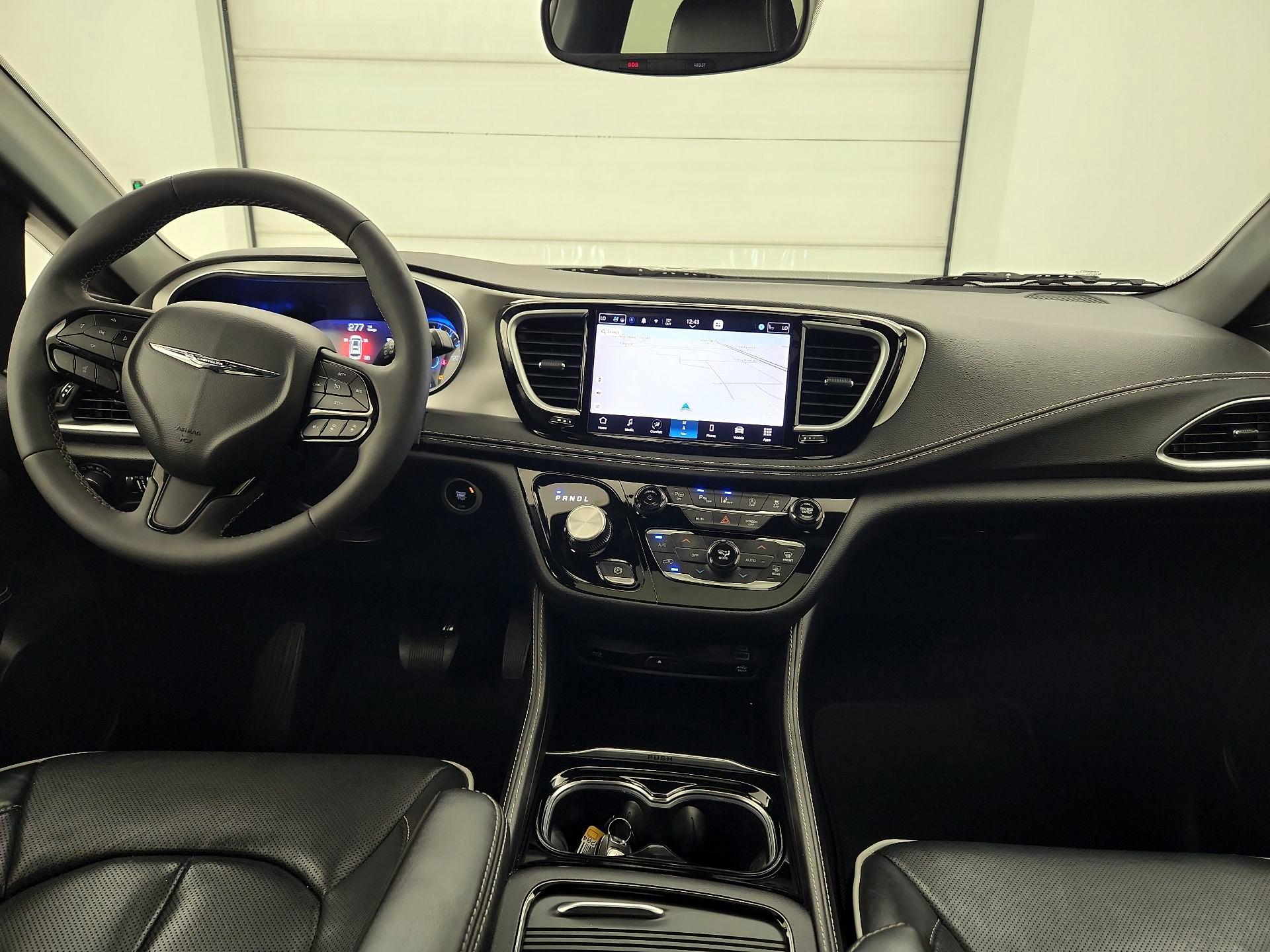 Thumbnail: 2023 Chrysler Pacifica - 9