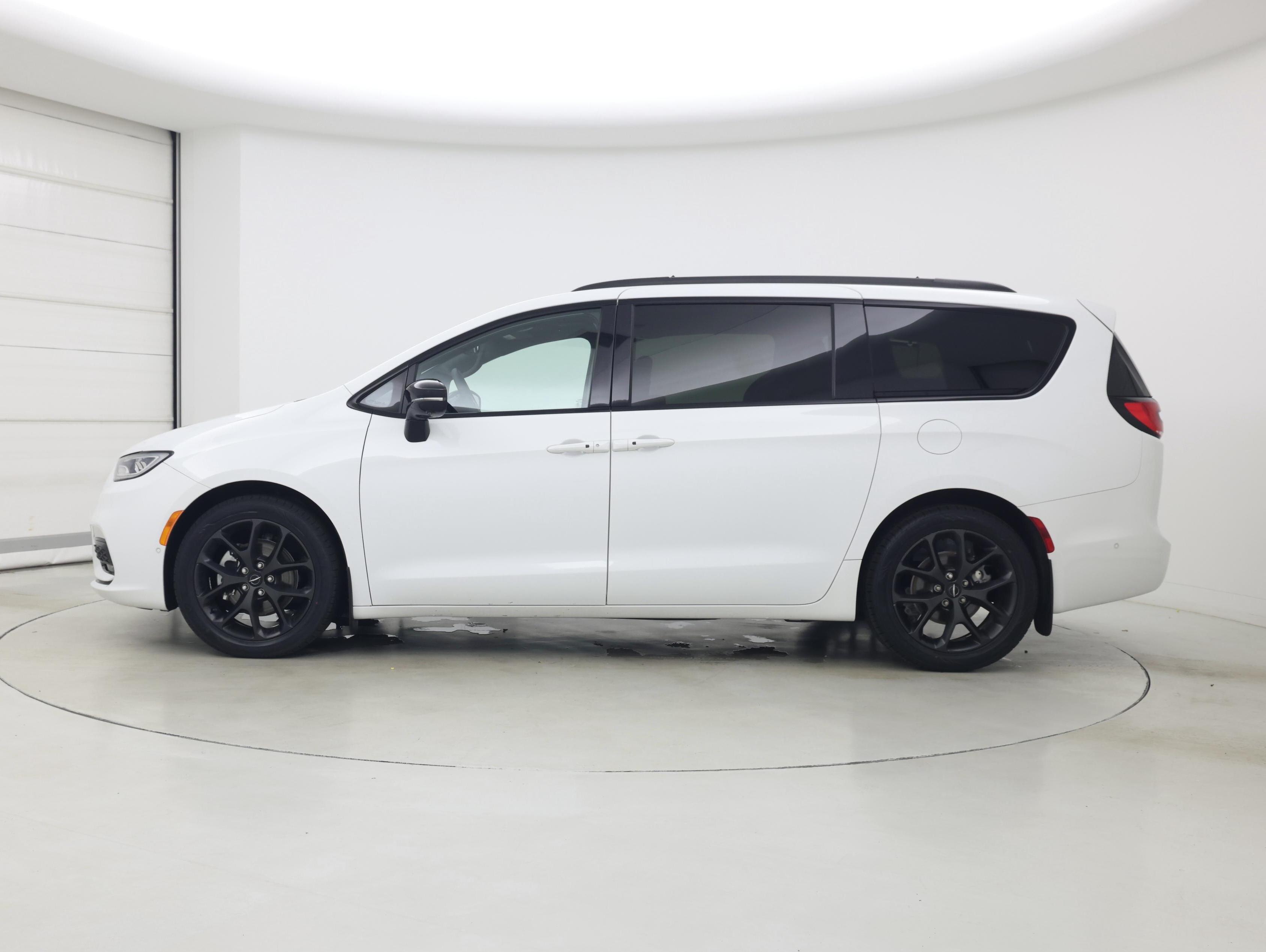 Thumbnail: 2023 Chrysler Pacifica - 3