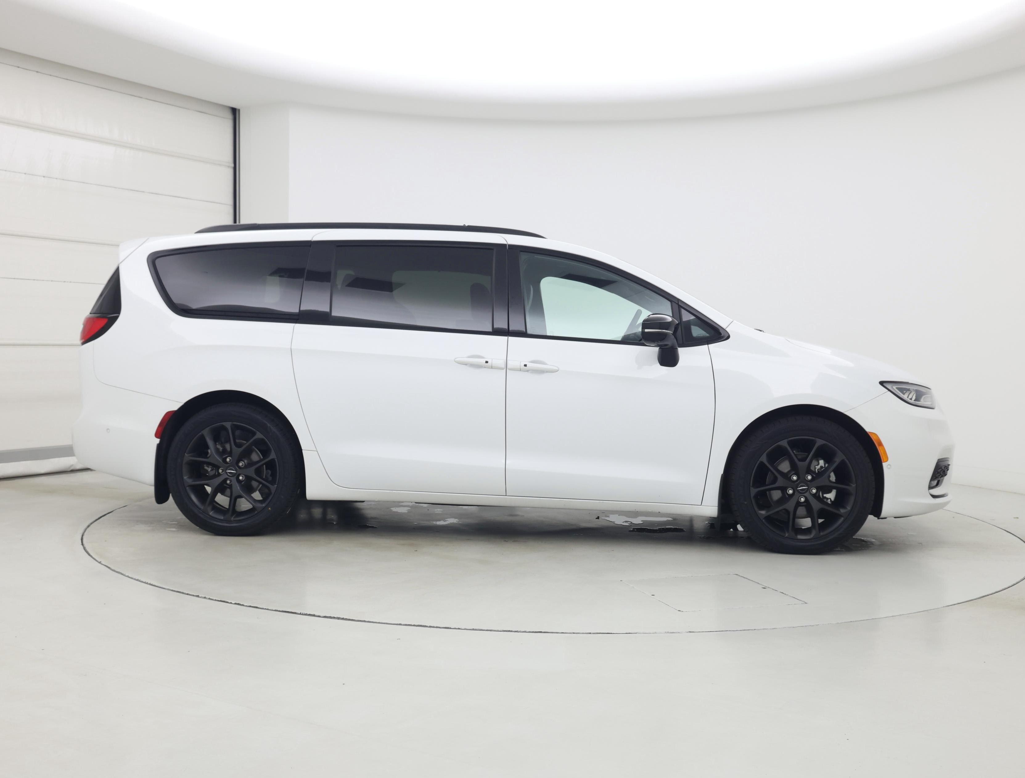 Thumbnail: 2023 Chrysler Pacifica - 7