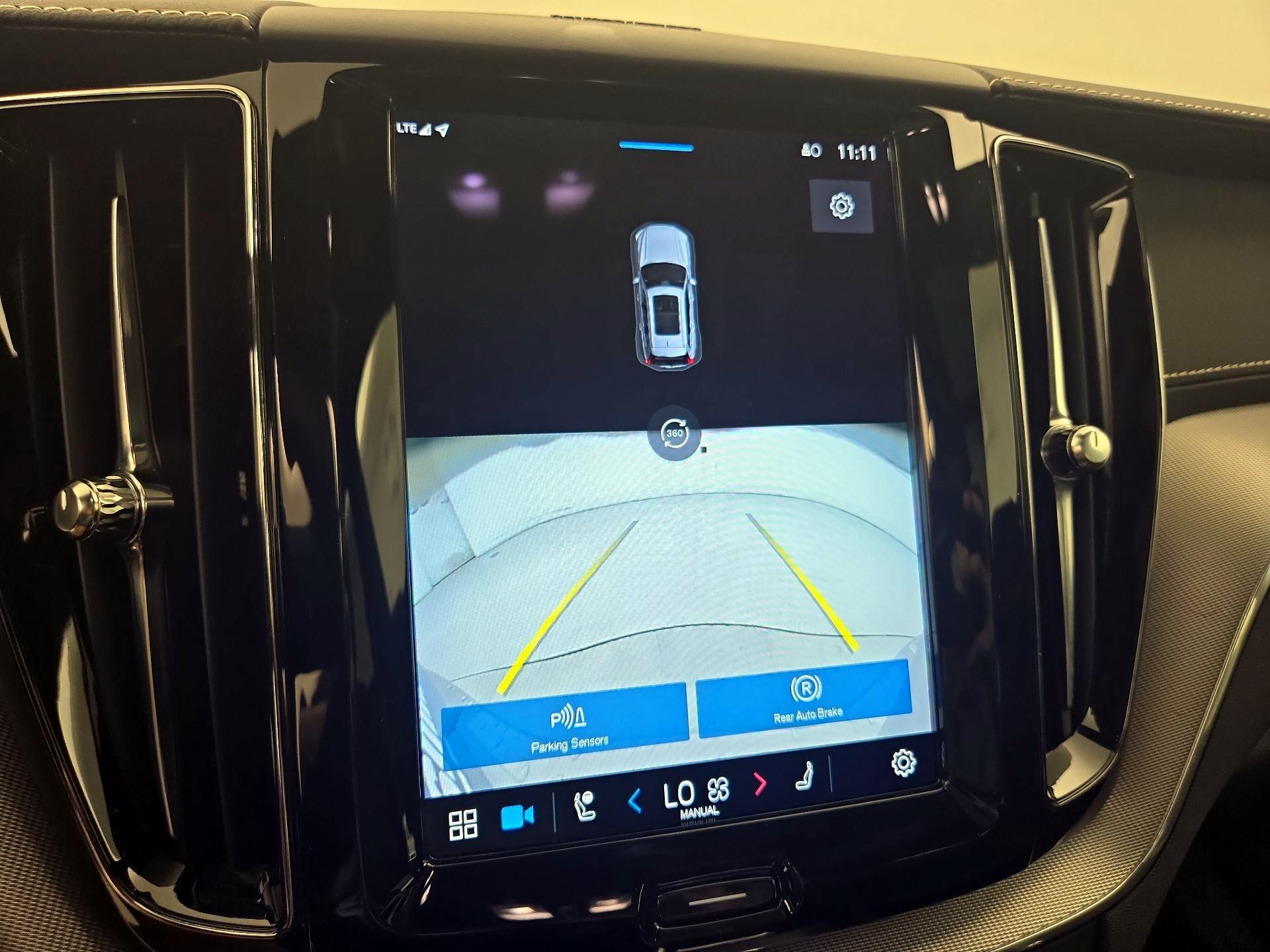 Thumbnail: 2022 Volvo XC60 - 15