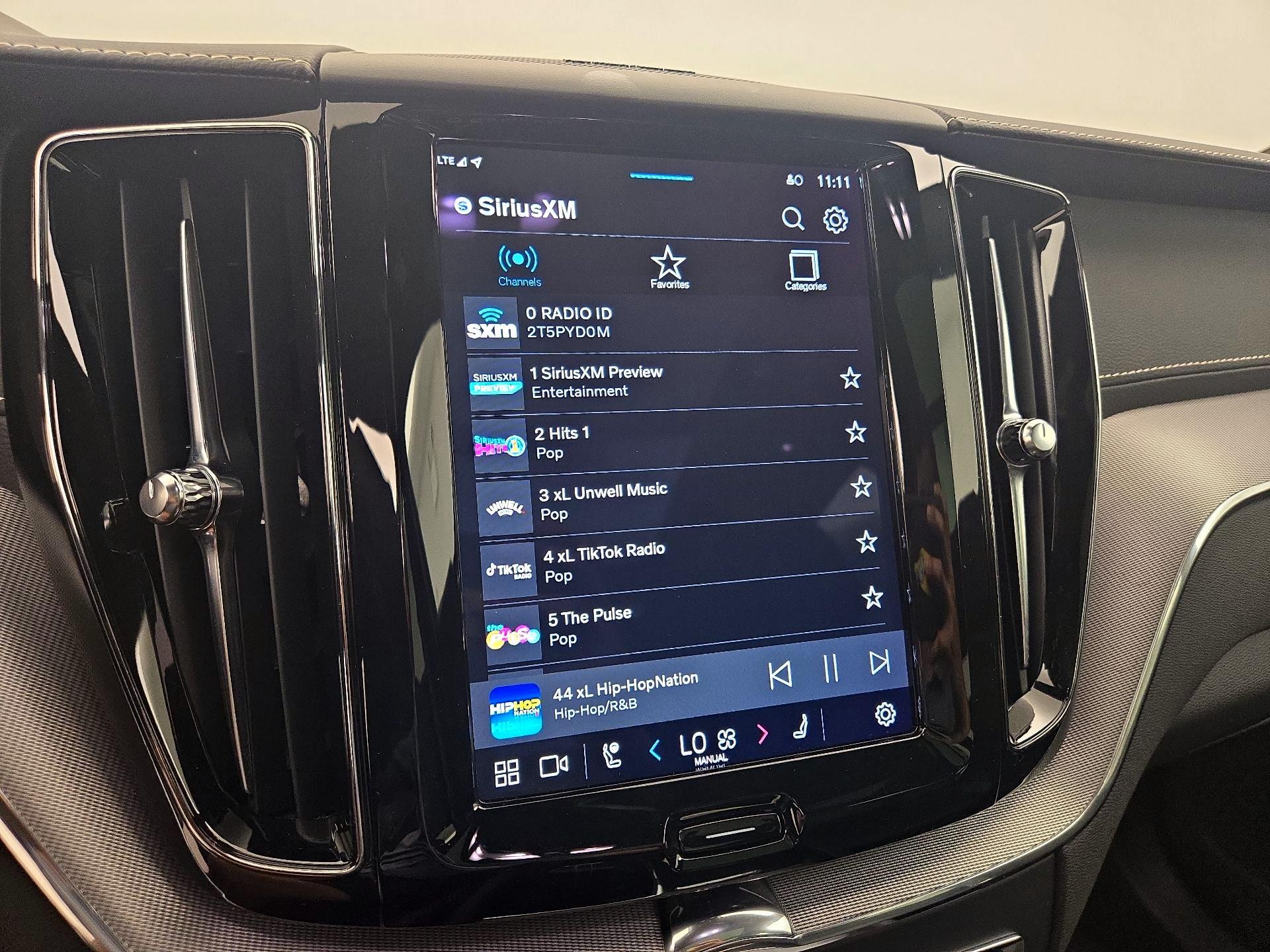 Thumbnail: 2022 Volvo XC60 - 16