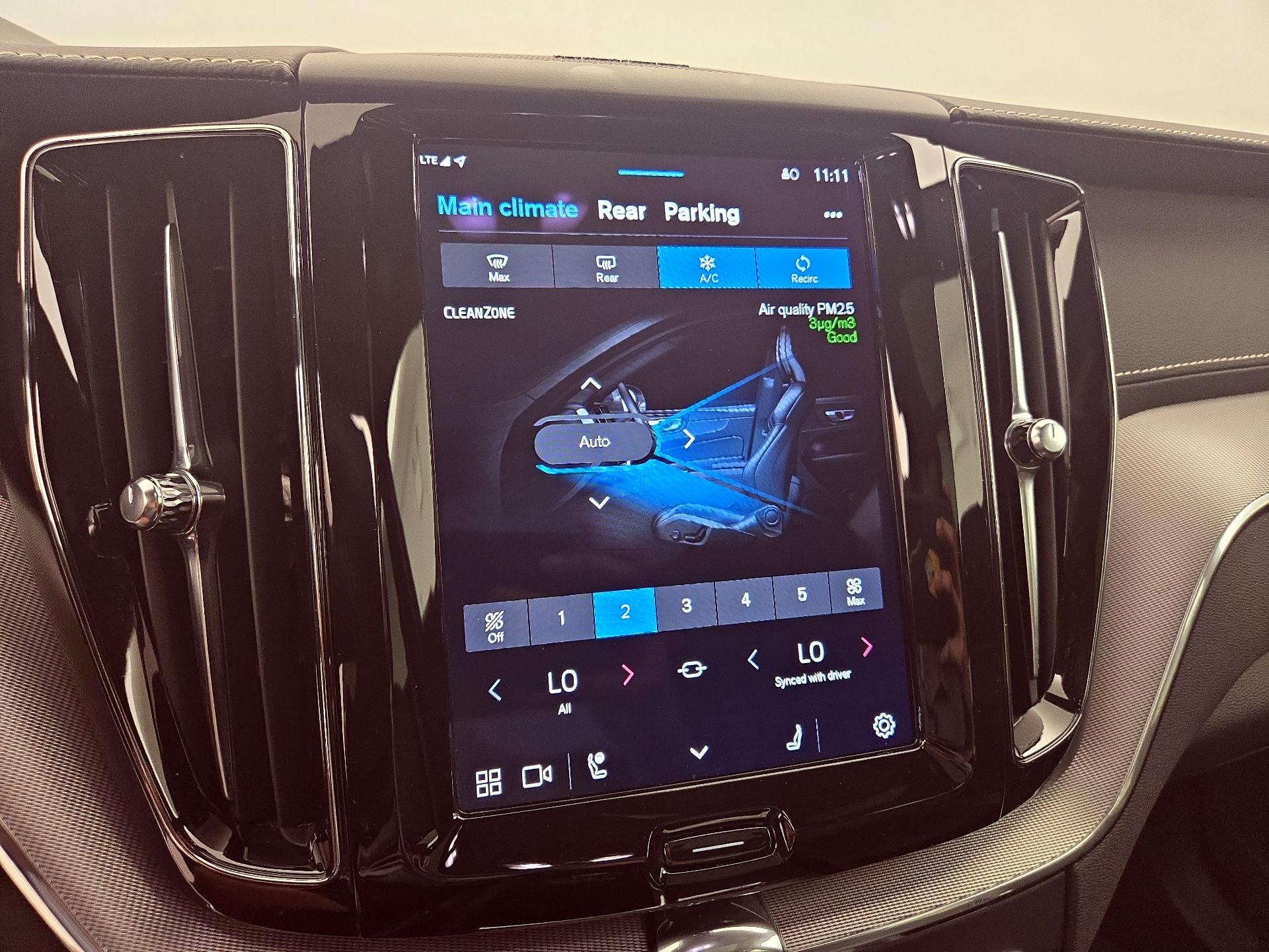 Thumbnail: 2022 Volvo XC60 - 17