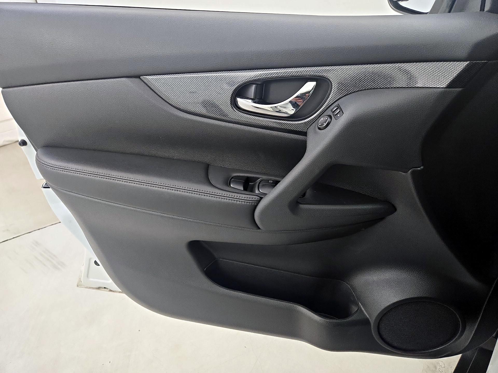 Thumbnail: 2016 Nissan Rogue - 12