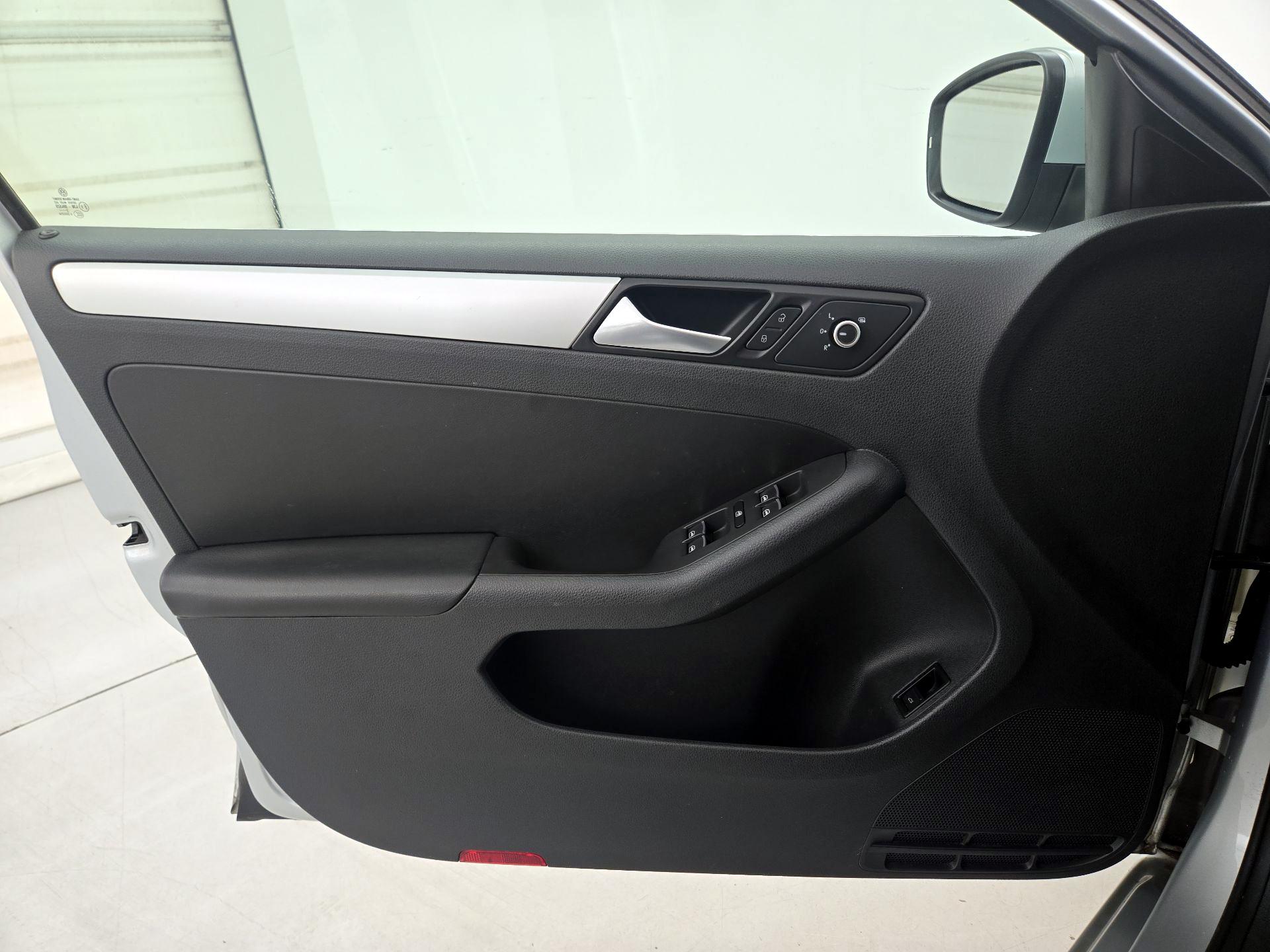 Thumbnail: 2014 Volkswagen Jetta - 12