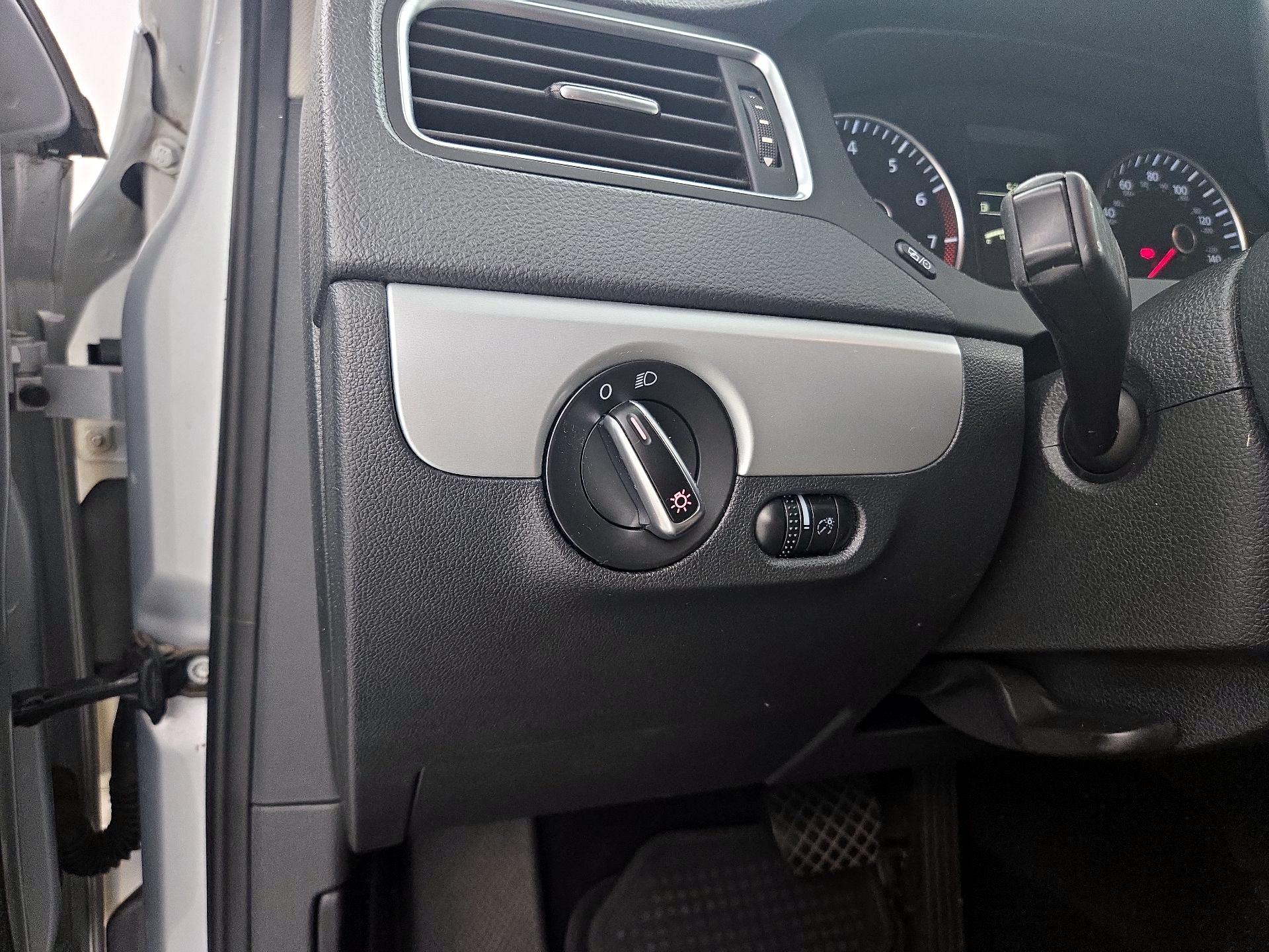 Thumbnail: 2014 Volkswagen Jetta - 13