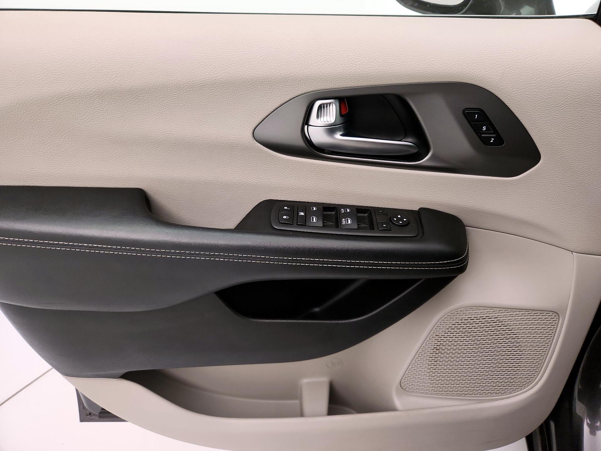 Thumbnail: 2022 Chrysler Pacifica - 12