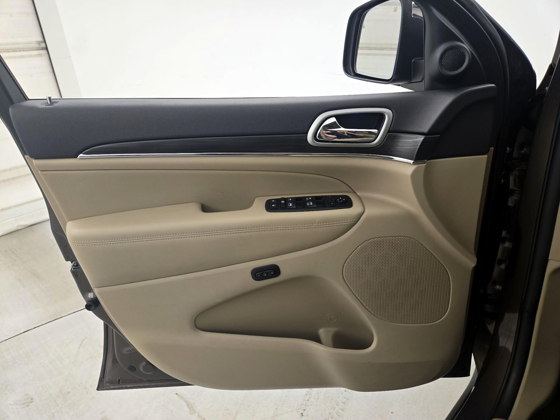 Thumbnail: 2019 Jeep Grand Cherokee - 12