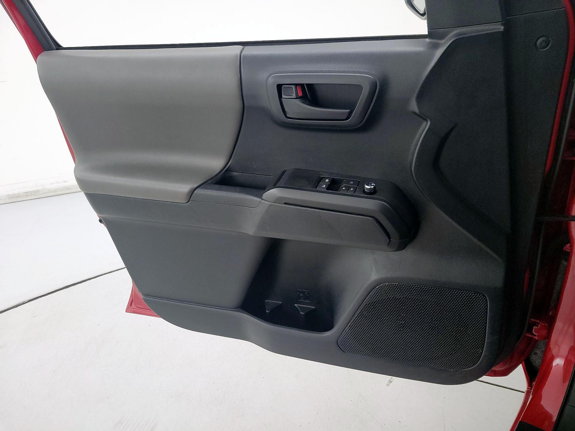 Thumbnail: 2016 Toyota Tacoma - 12