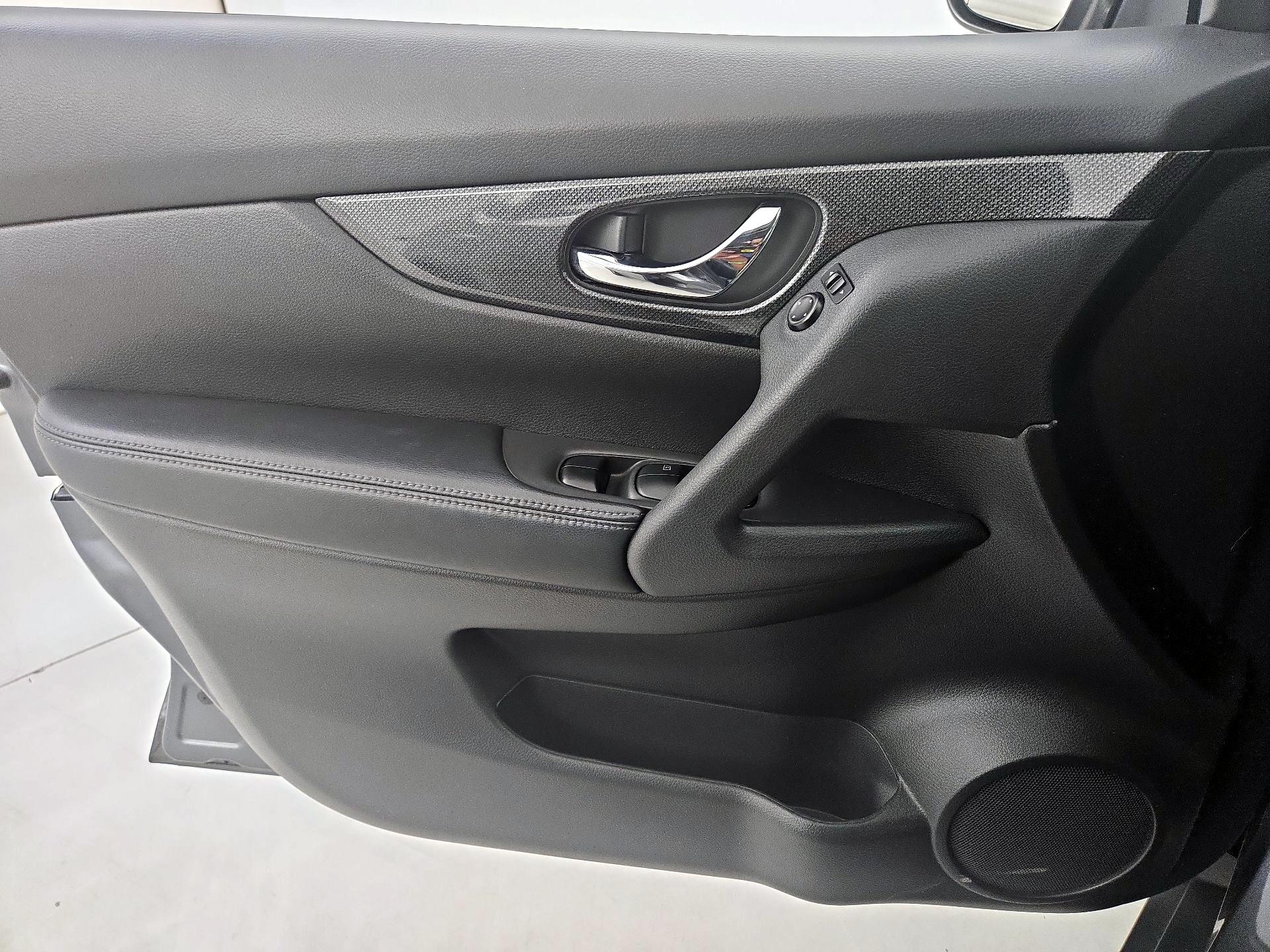 Thumbnail: 2016 Nissan Rogue - 12
