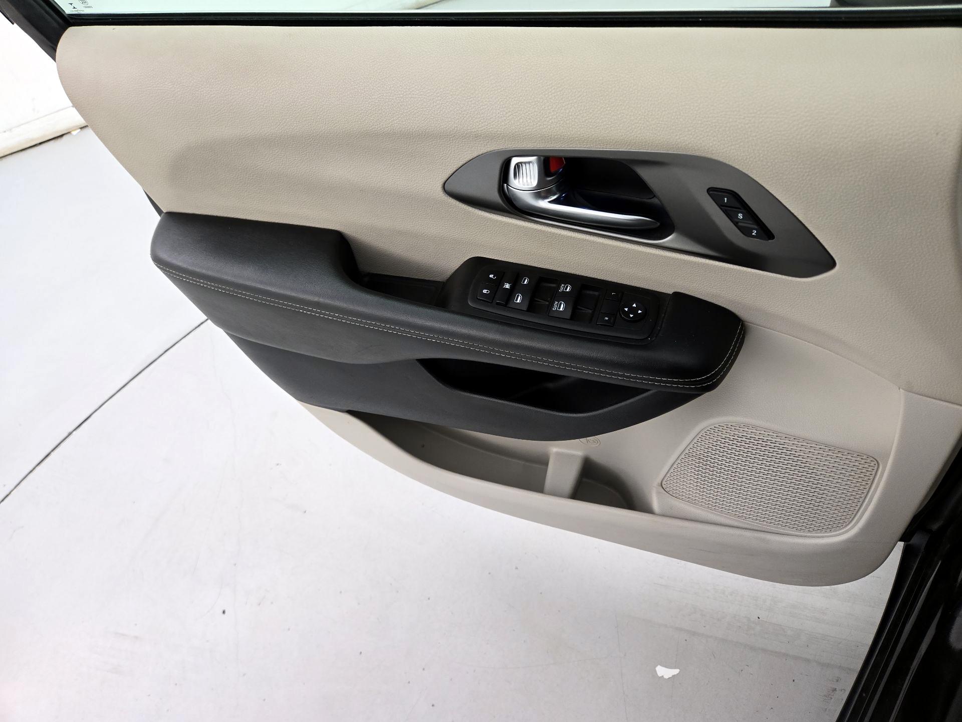 Thumbnail: 2023 Chrysler Pacifica - 12