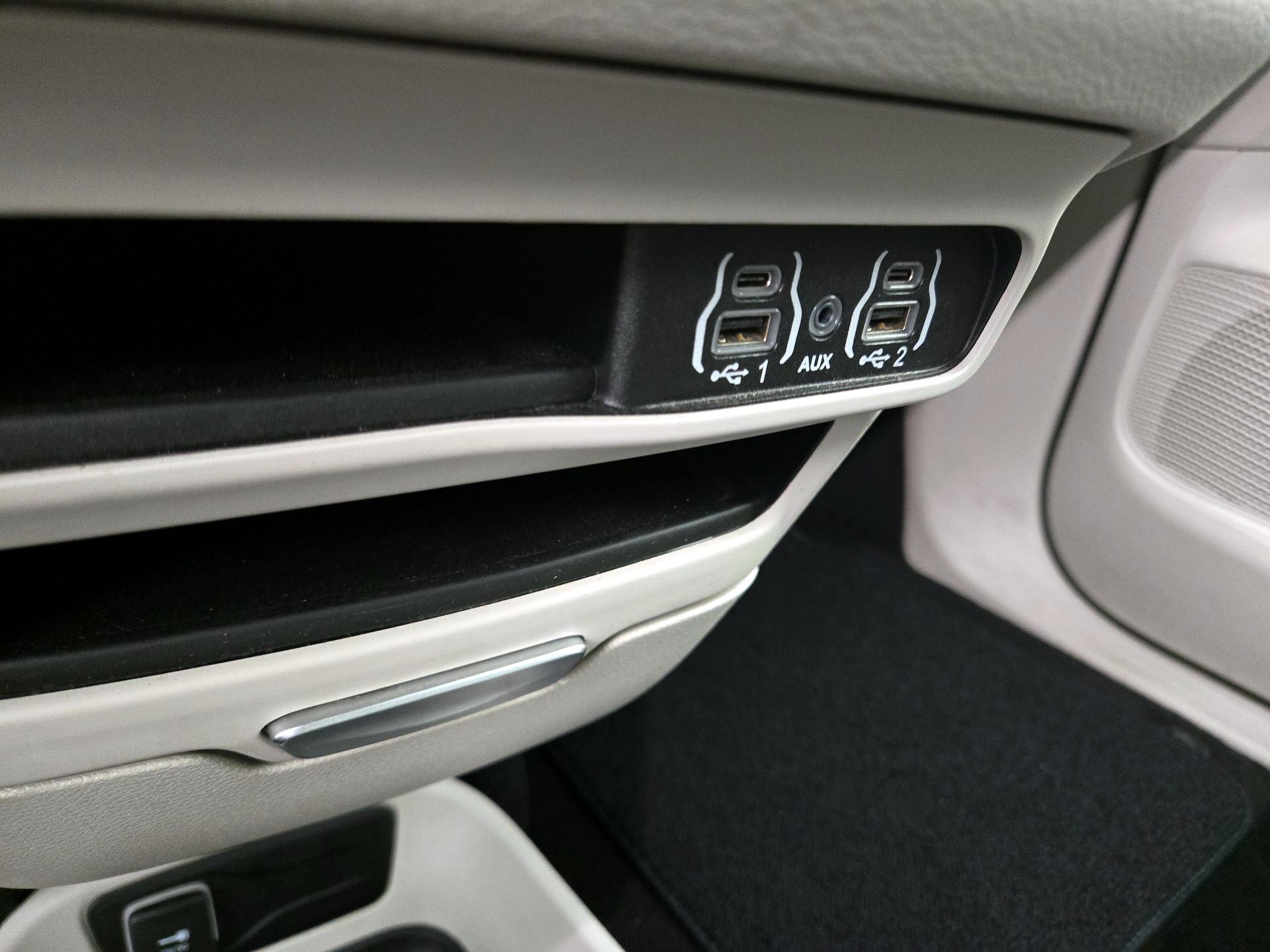Thumbnail: 2023 Chrysler Pacifica - 18