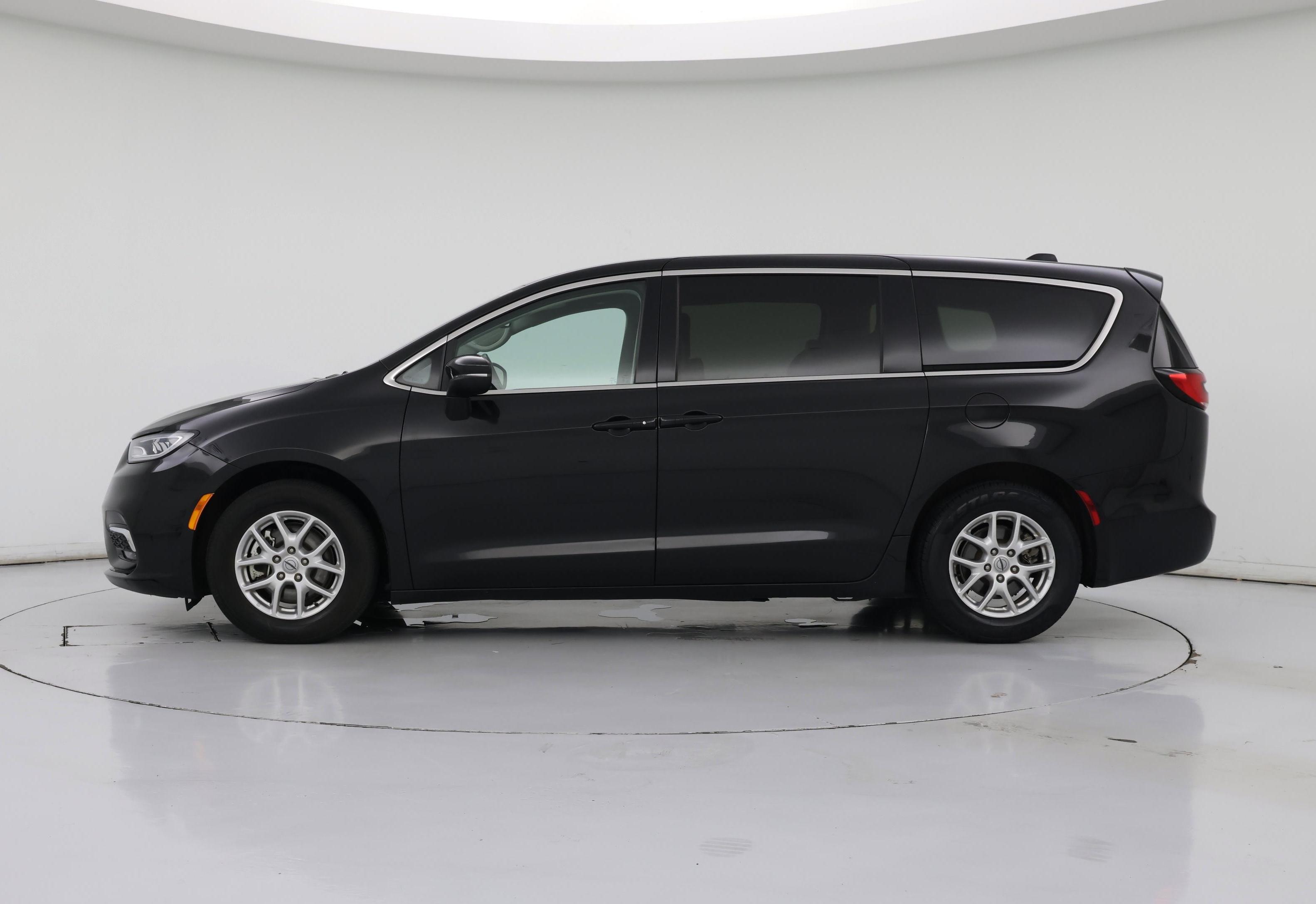 Thumbnail: 2023 Chrysler Pacifica - 3