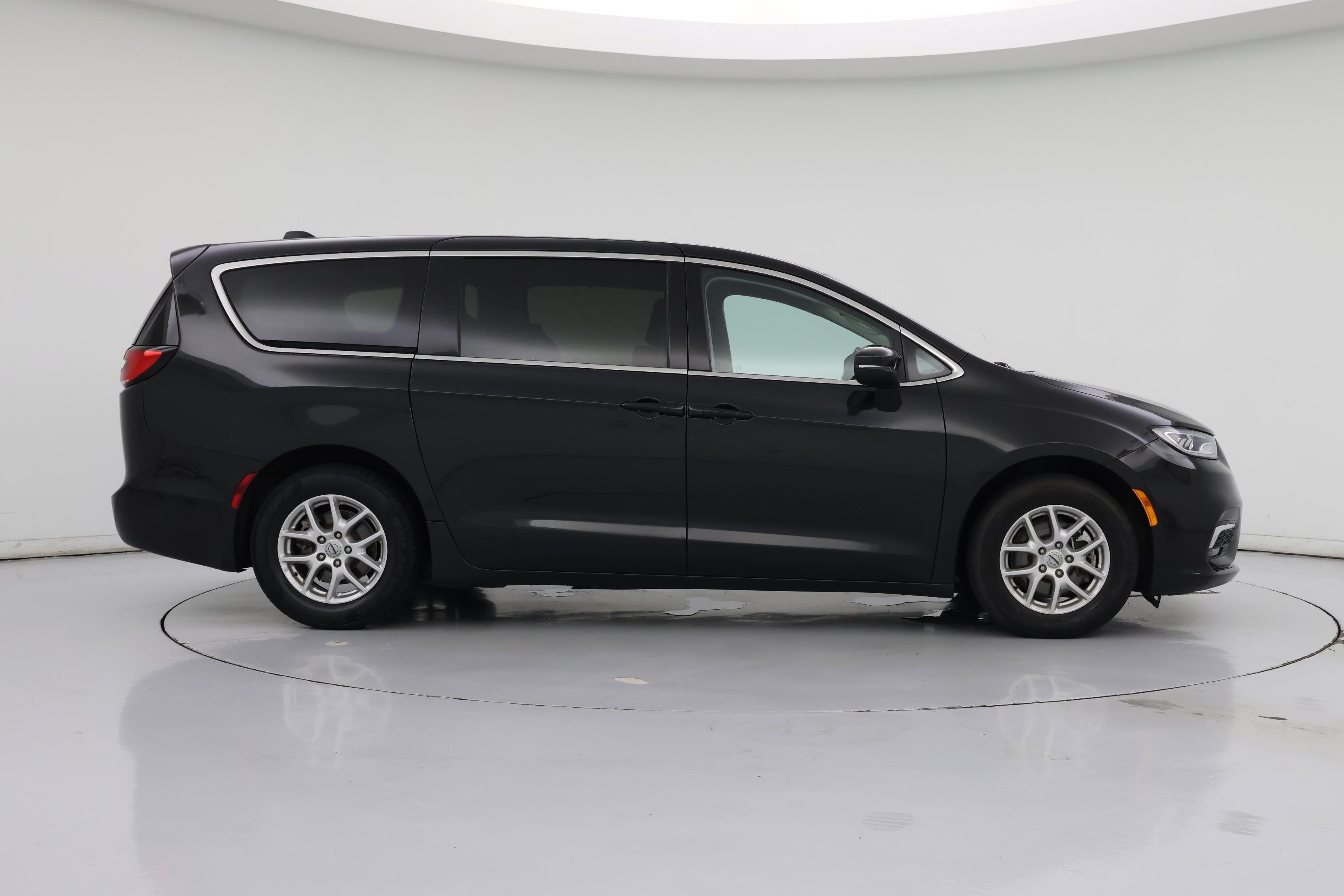 Thumbnail: 2023 Chrysler Pacifica - 7