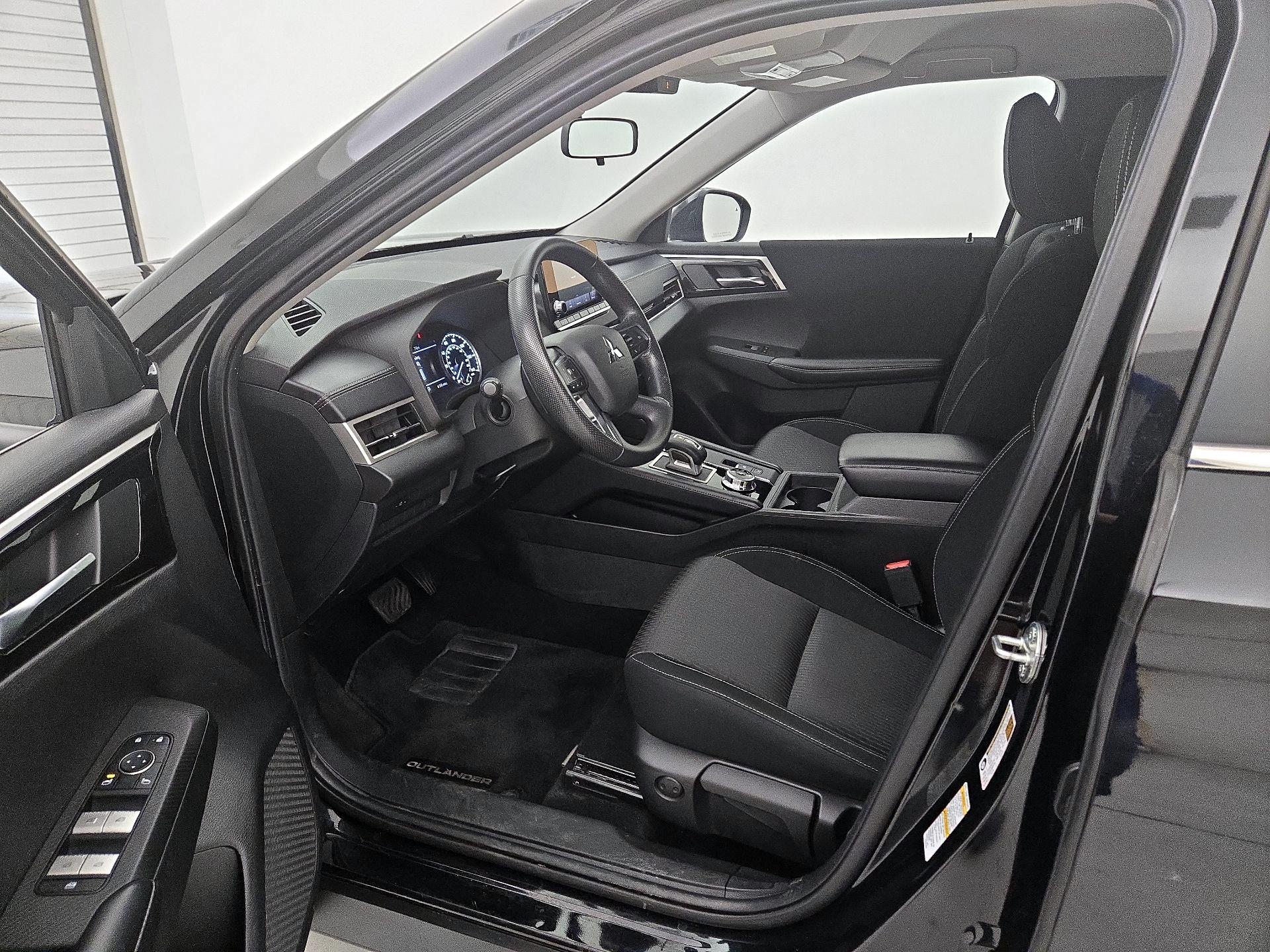 Thumbnail: 2022 Mitsubishi Outlander - 11