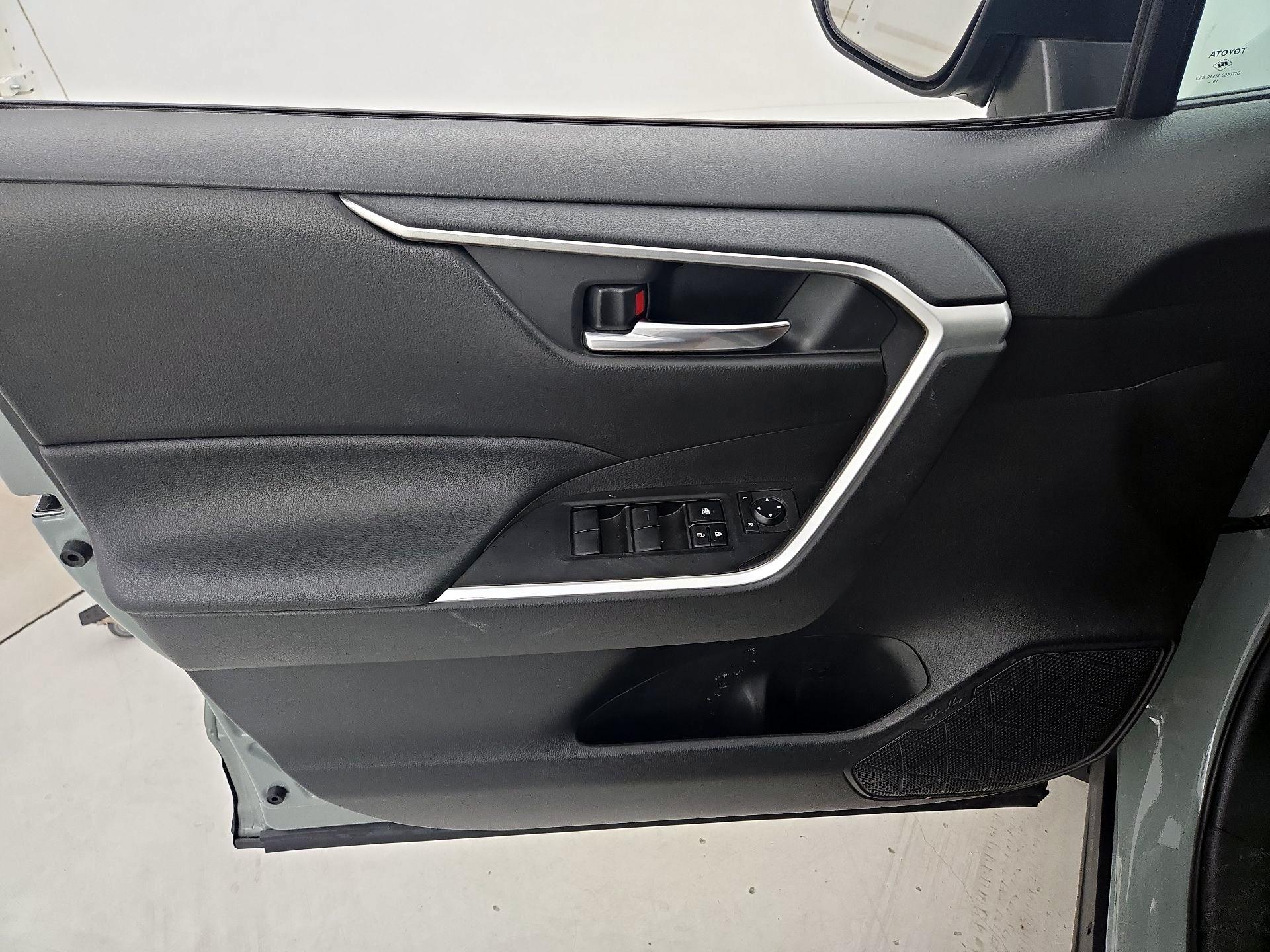Thumbnail: 2020 Toyota RAV4 - 12