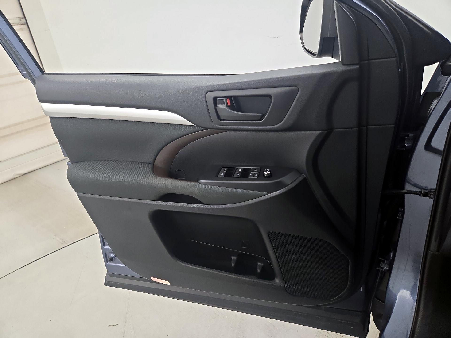 Thumbnail: 2019 Toyota Highlander - 12